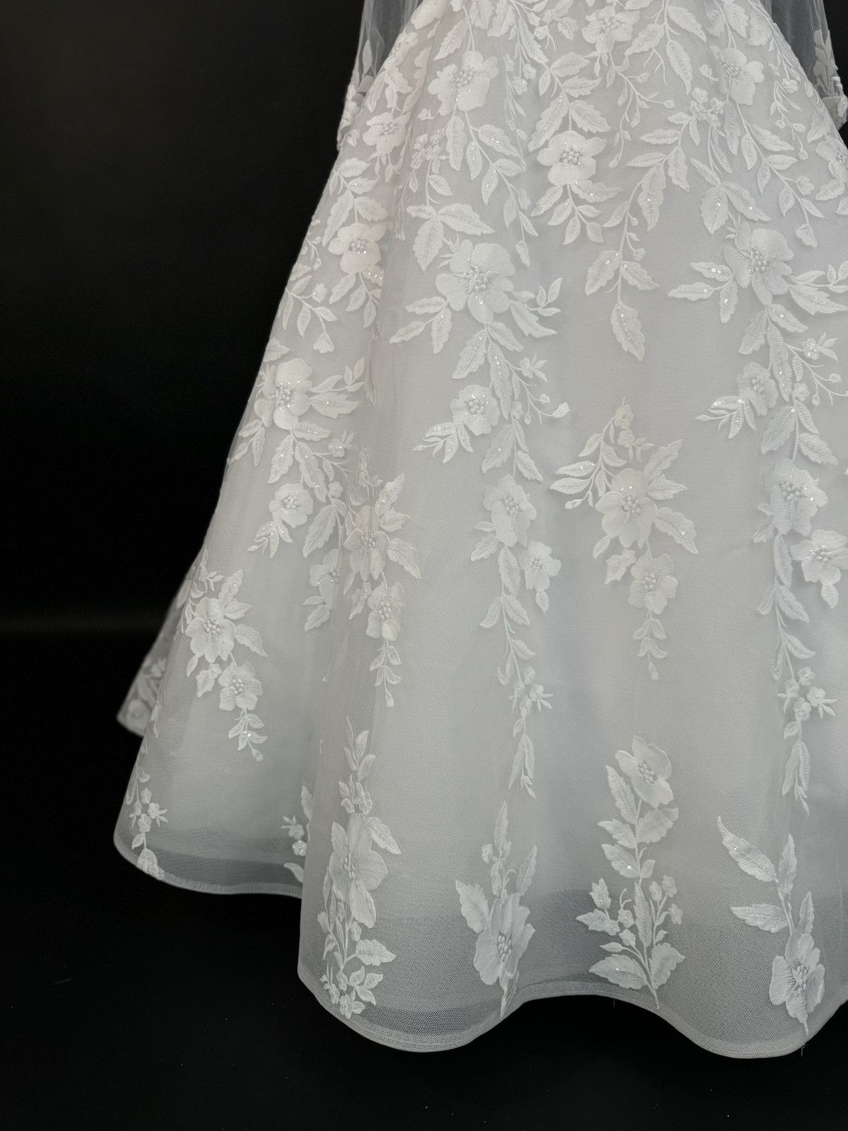 Other US 10 Anna Augusta Embroidered Lace Bridal Gown Size L / US 10 / IT 46 - 10 Thumbnail