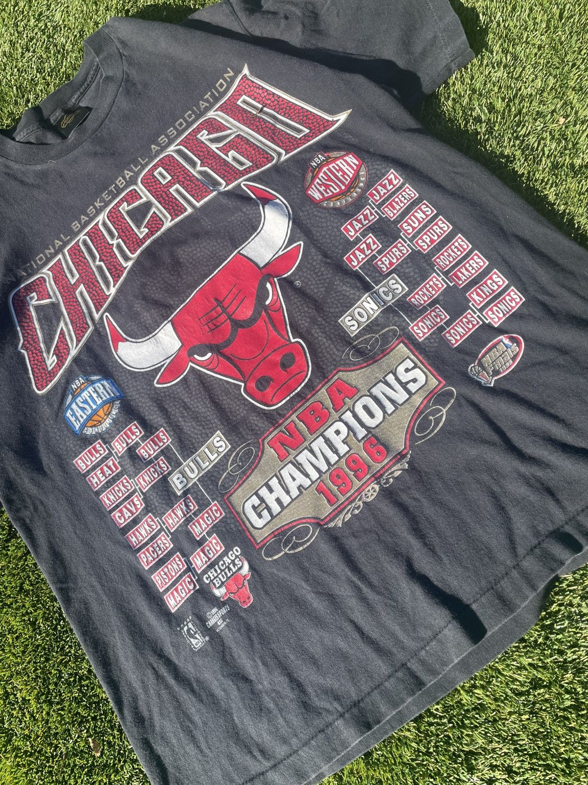 NBA VTG GRAIL 1996 BULLS NBA T-SHIRT 🐂 Size US XL / EU 56 / 4 - 2 Thumbnail