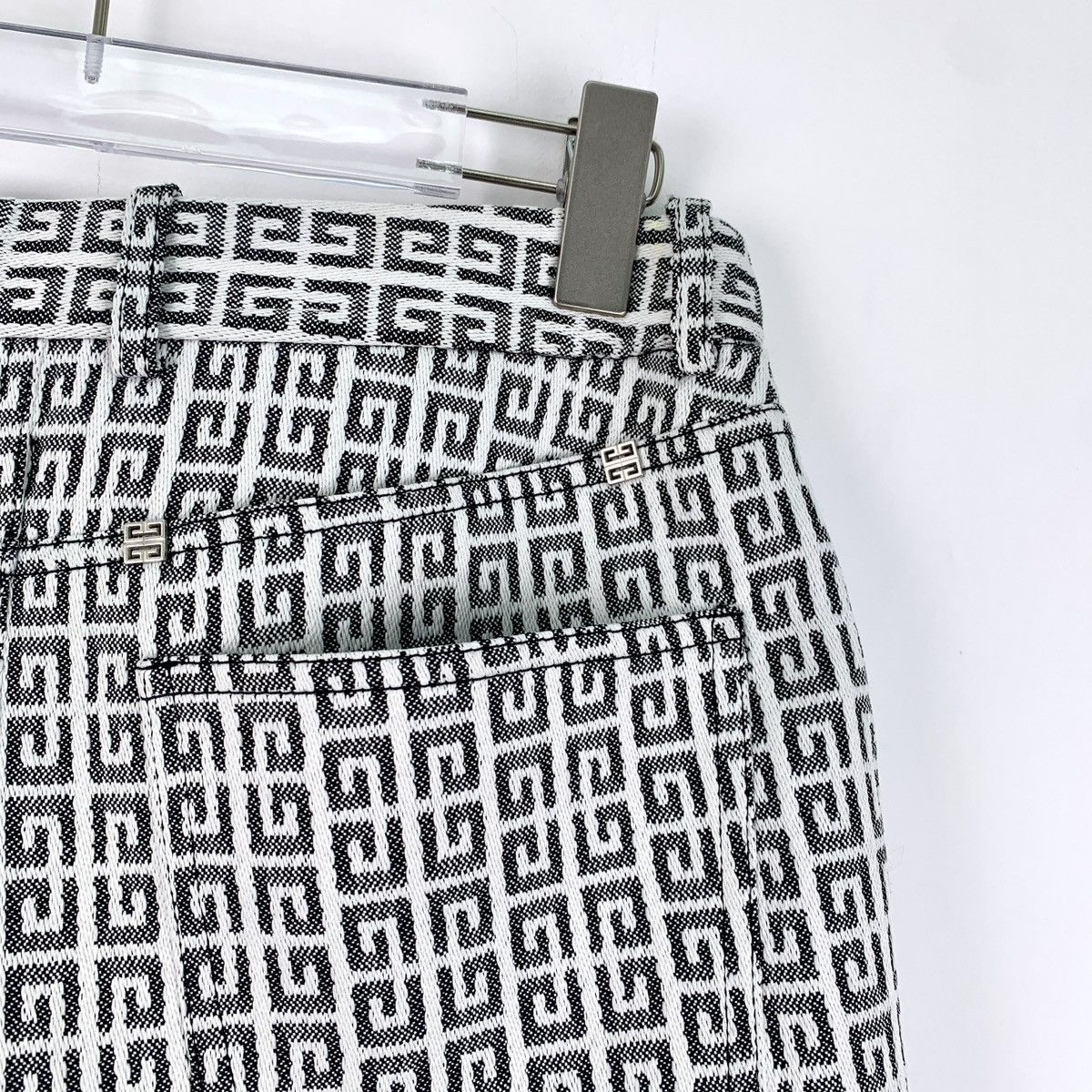 Givenchy Givenchy Logo Jacquard All-over Print Casual Shorts K26WX Size 28" / US 6 / IT 42 - 5 Thumbnail