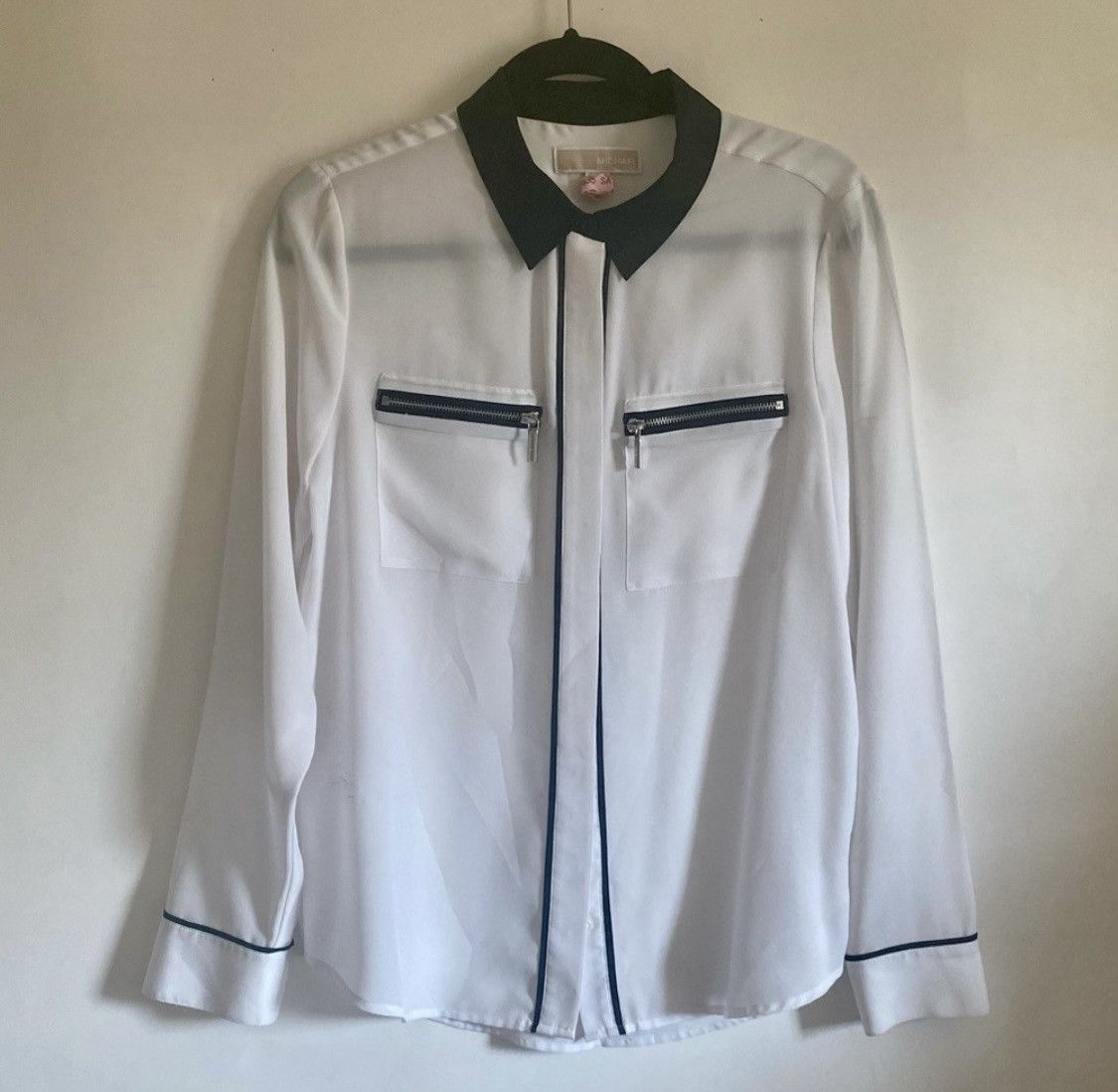 Michael Kors MICHAEL KORS WHITE BLACK BUTTON UP BLOUSE ZIPPER POCKETS Size M / US 6-8 / IT 42-44 - 1 Thumbnail