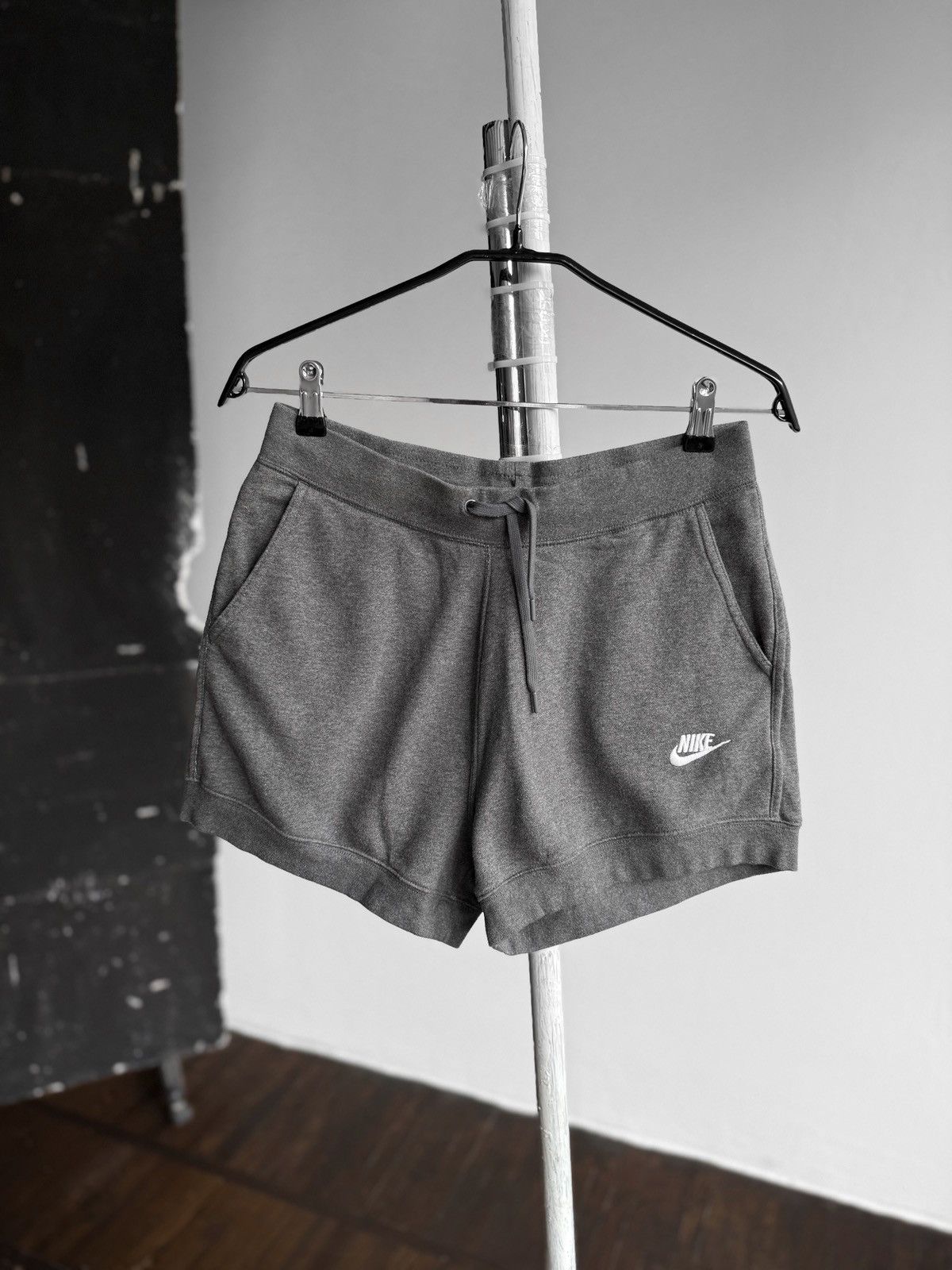 Nike Nike Womens Grey Fleece Sweat Shorts Casual Sportswear Logo Size 30" / US 8 / IT 44 - 1 Thumbnail