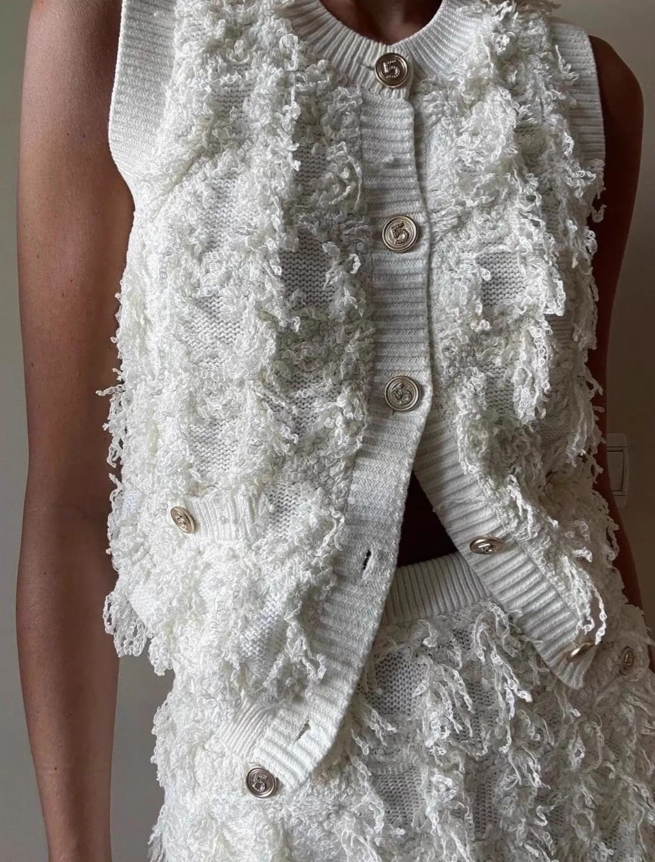 Chanel Chanel 21s White Tassel Lace Crystal Button Knit & Vest Set Size XS / US 0-2 / IT 36-38 - 9 Thumbnail