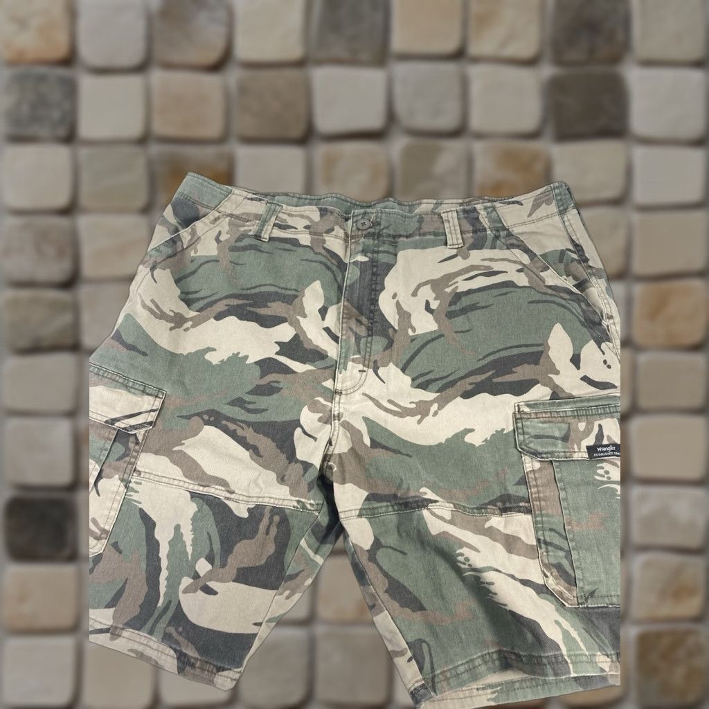 Wrangler VINTAGE Wrangler Camo Cargo Shorts Mens 42X12 Classic Relaxed Fit Camouflage Cotton Size US 42 / EU 58 - 1 Thumbnail