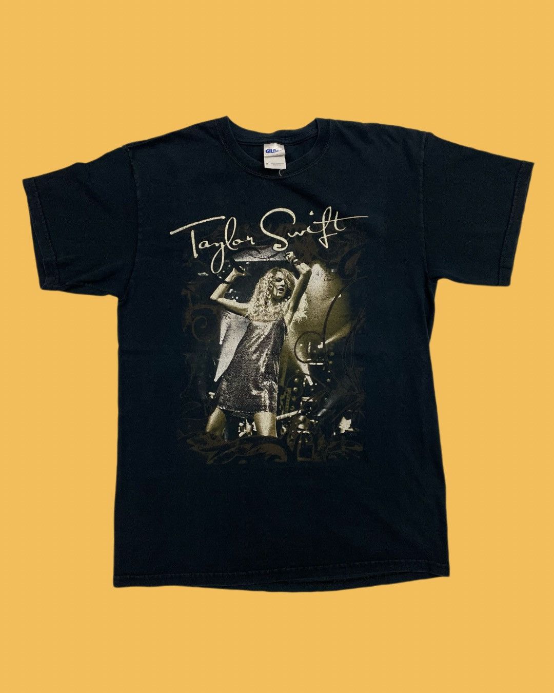 Band Tees Vintage Taylor Swift Fearless Album Tour Promo T-Shirt Size US M / EU 48-50 / 2 - 1 Thumbnail