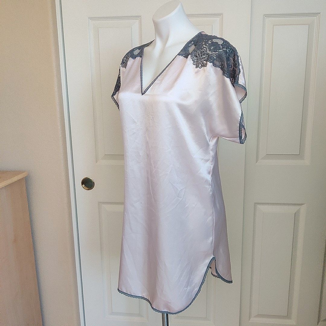 Vintage Vintage Val Mode Lingerie V-neck satin lace nightie sz S Size ONE SIZE - 1 Thumbnail