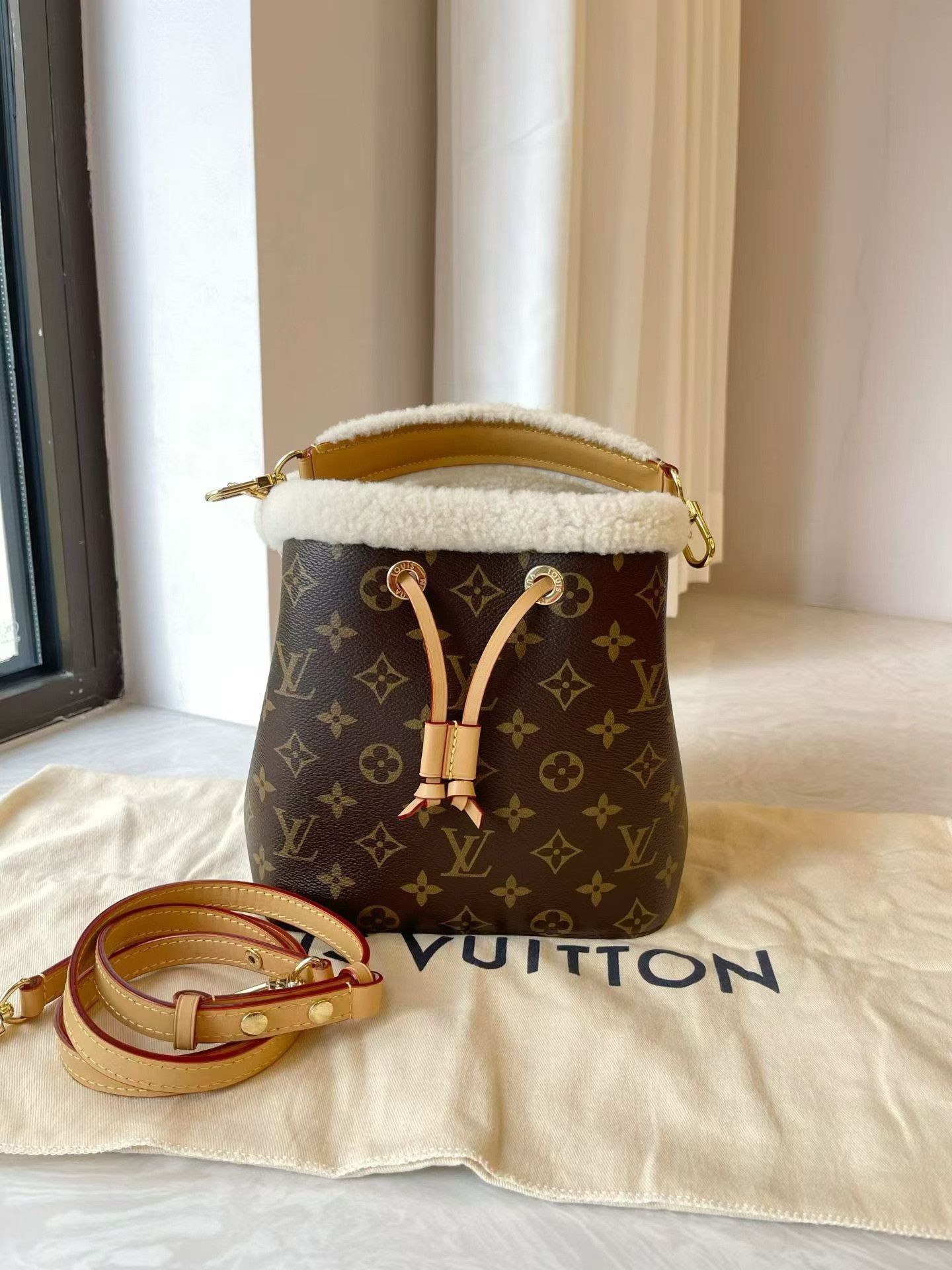 Louis Vuitton Pre-loved Bag Very good condition Size ONE SIZE - 1 Thumbnail