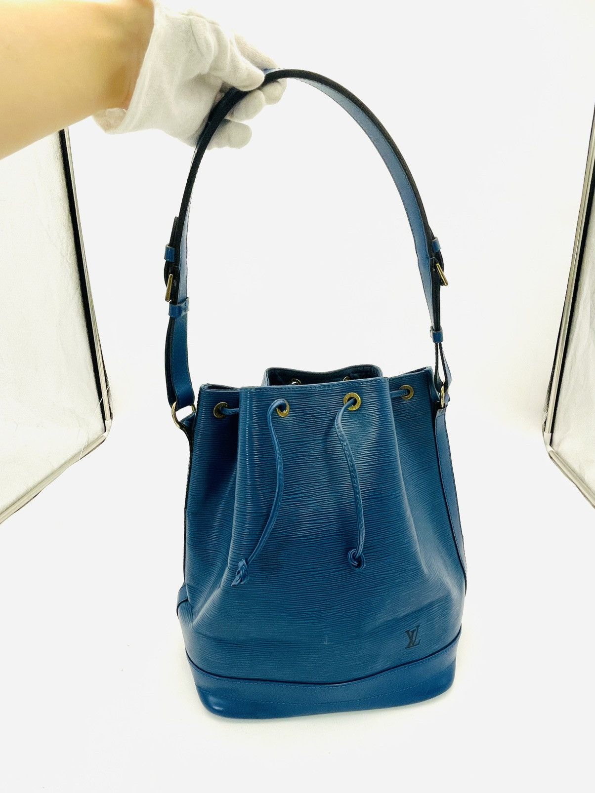 Louis Vuitton epi noe Shoulder bag blue Leather