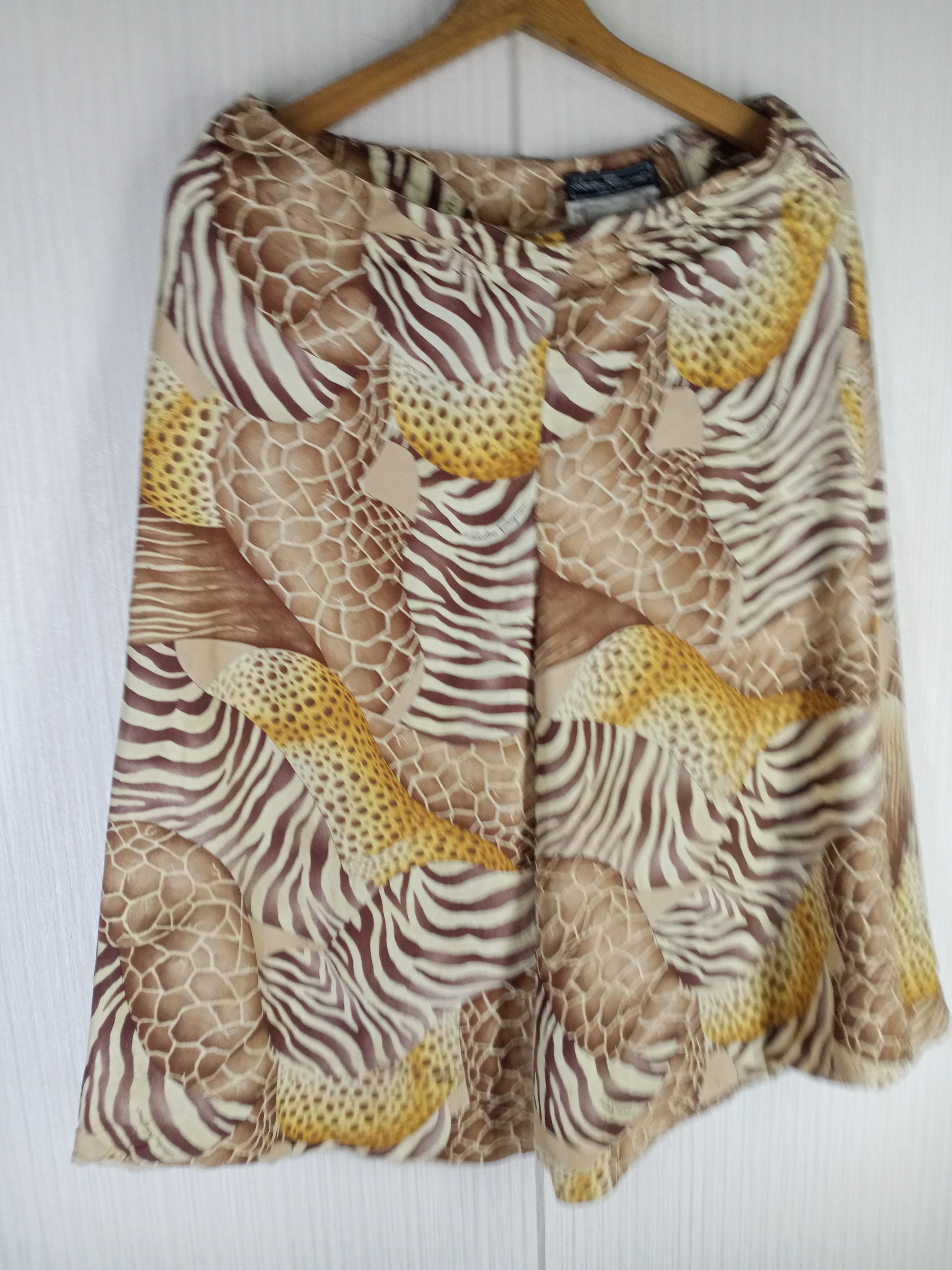 Salvatore Ferragamo Vintage Salvatore Ferragamo Animal Printed Silk Skirts Size 30" / US 8 / IT 44 - 4 Thumbnail