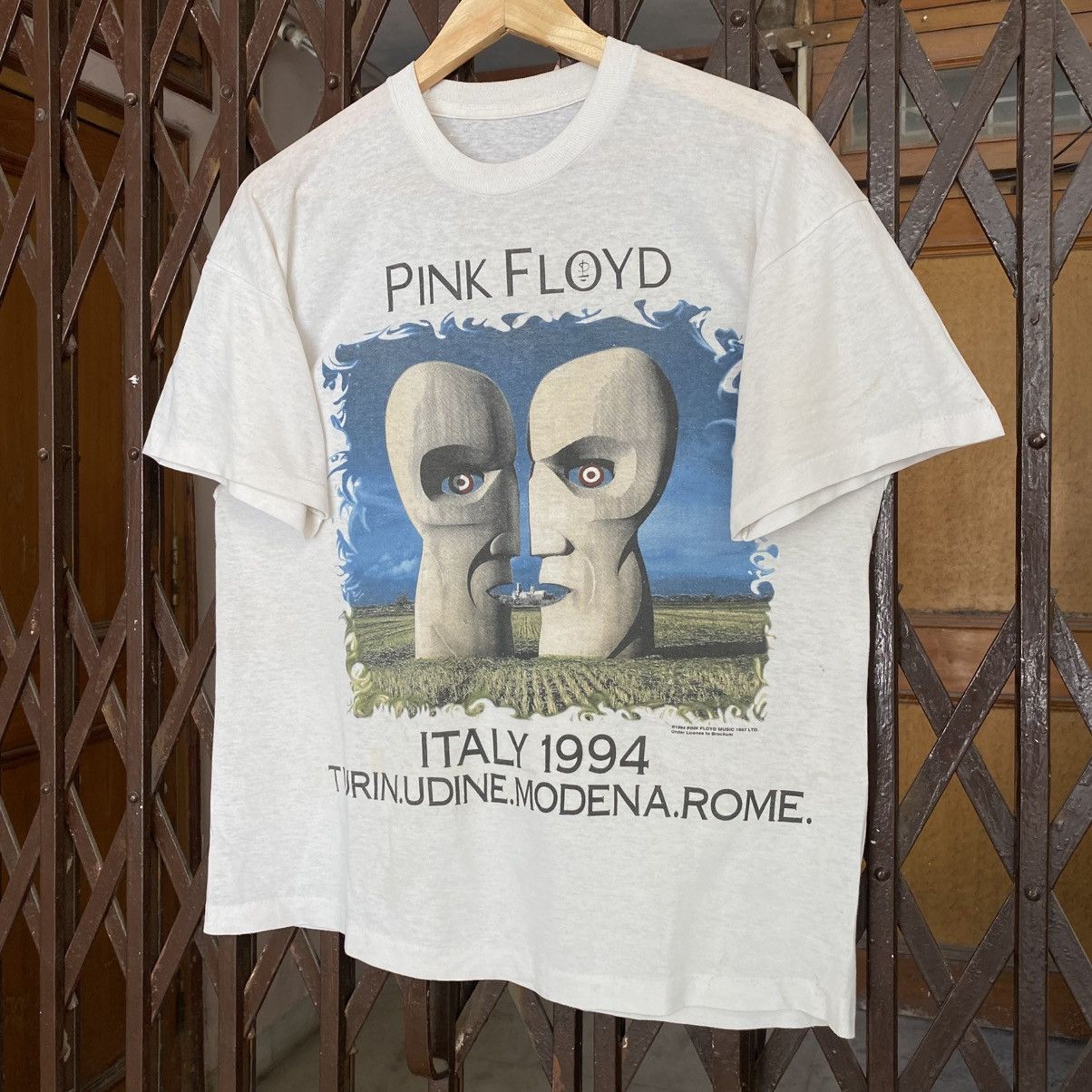 Pink Floyd Vintage 90s Pink Floyd "The Division Bell" Tour T-shirt Size US L / EU 52-54 / 3 - 2 Thumbnail