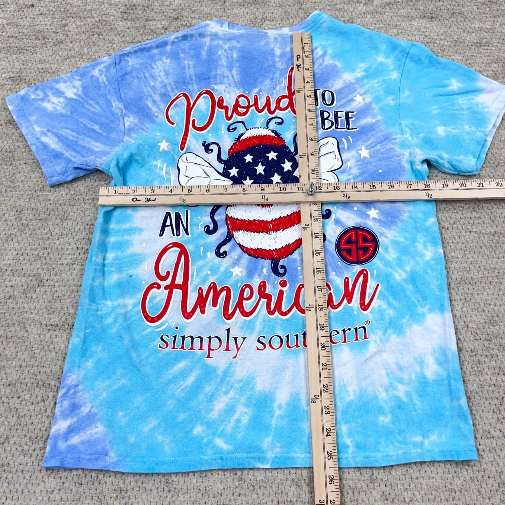 Vintage Simply Southern Women's Medium Blue Tie Dye T-Shirt with Bumble Bee & American Flag Graphic Size M / US 6-8 / IT 42-44 - 6 Thumbnail