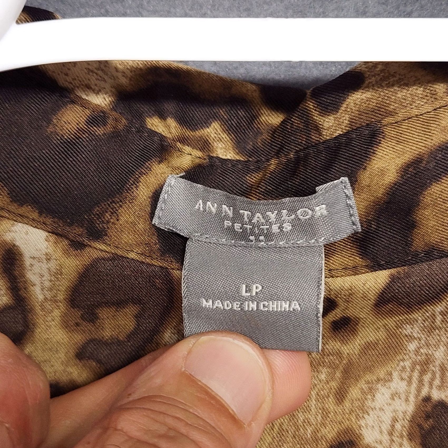 Ann Taylor Ann Taylor Shirt Womens Large Petite Leopard Animal Print Button Up Blouse Size L / US 10 / IT 46 - 3 Thumbnail