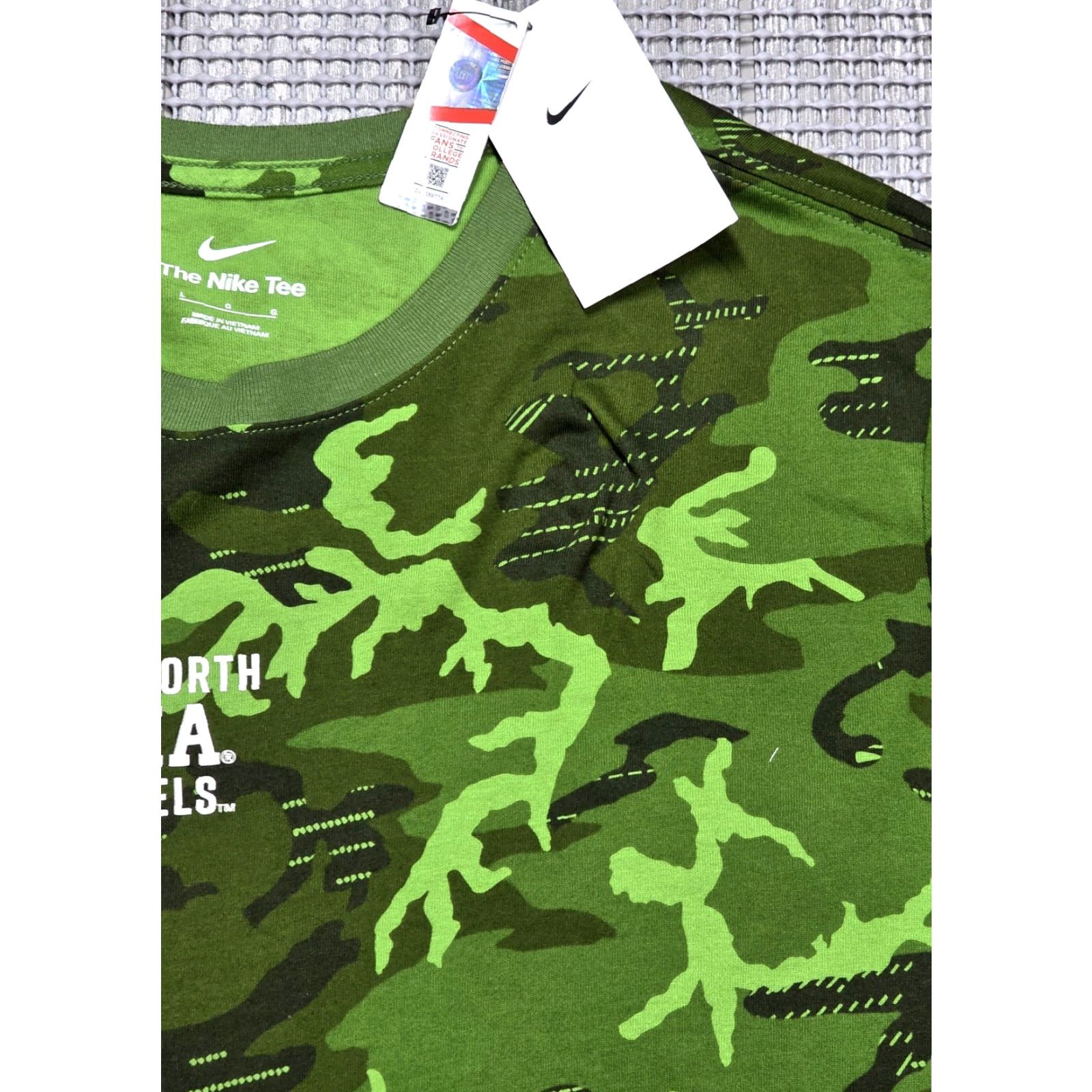 Nike VINTAGE Nike North Carolina UNC Camo Mens L Long Sleeve Tee Crew Neck Shirt Green NWT Size US L / EU 52-54 / 3 - 6 Thumbnail