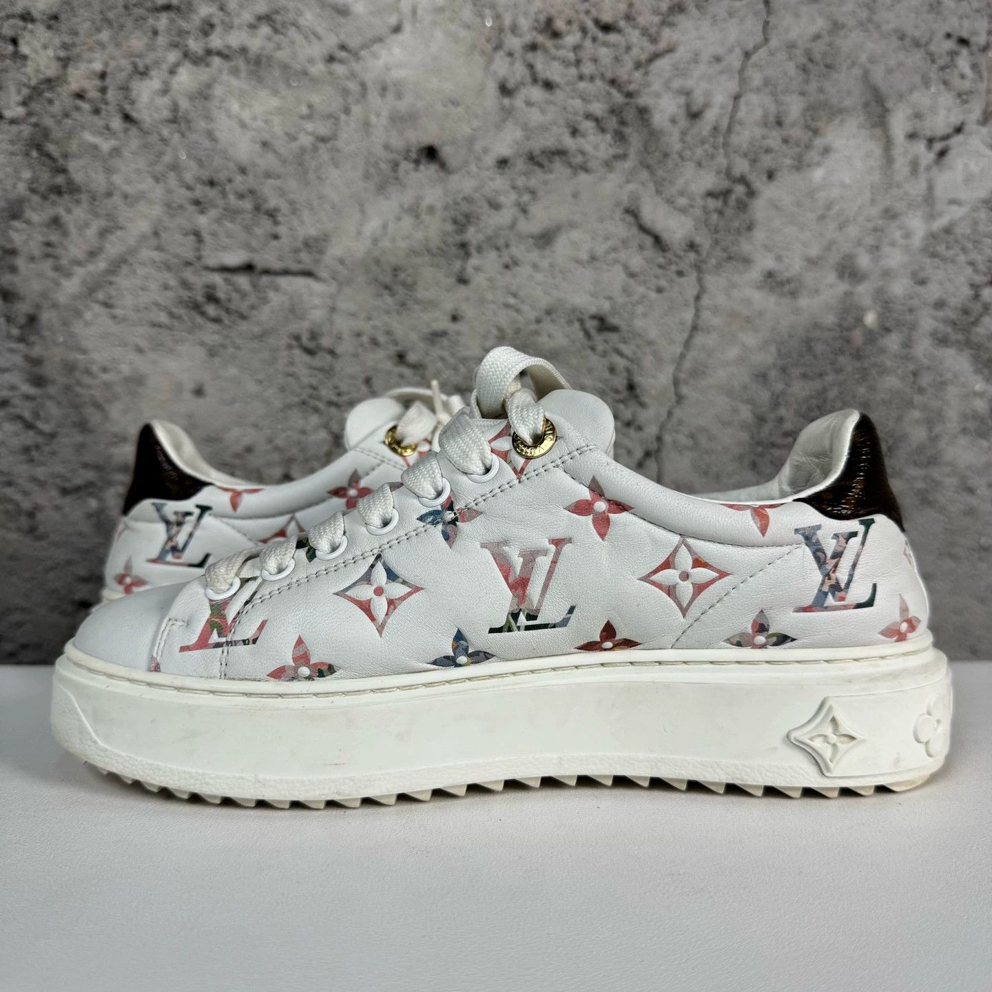 Louis Vuitton LV Monogram White Sneakers Women's 36 Used Size US 5.5 / IT 35.5 - 6 Thumbnail