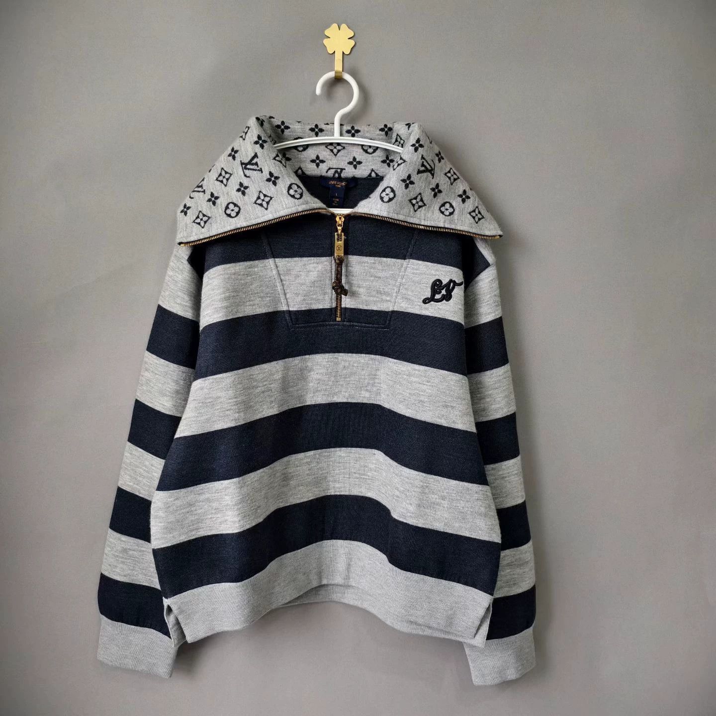 Louis Vuitton LOUIS VUITTON striped zip logo women's gray sweatshirt L Size L / US 10 / IT 46 - 1 Thumbnail