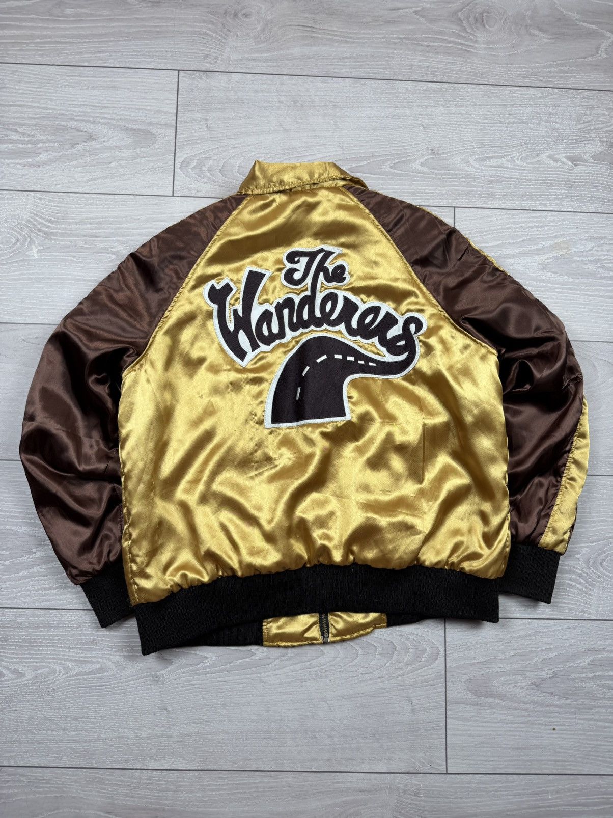 Collage Jacke THE WANDERERS Filmjacke Für Herren – Varsity Letterman Jacke In Gold, Mit Stickereien, Lässig Und Stylisch Satin Jacke