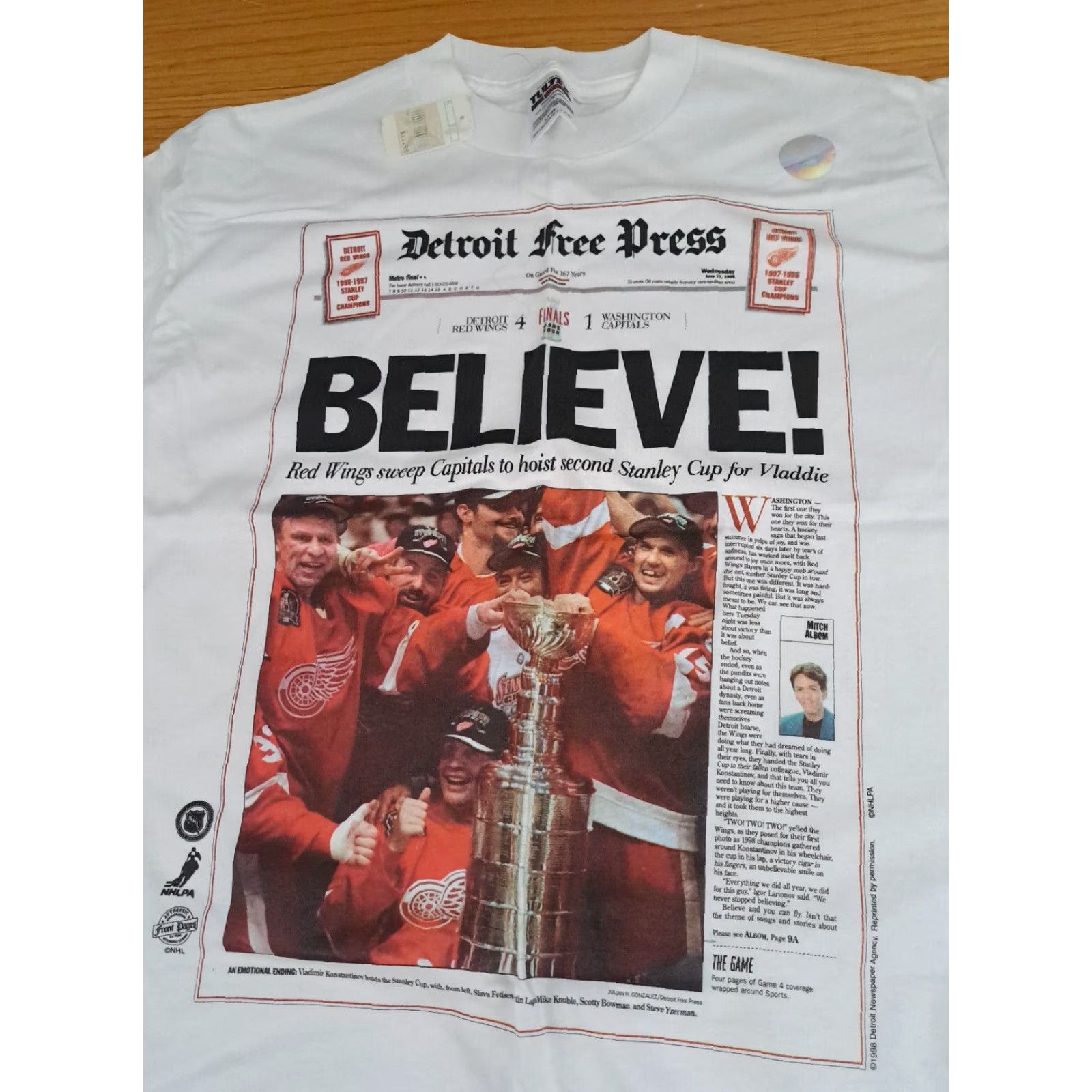 Tultex Detroit Red Wings T-Shirt NWT LG White Hockey Free Press Front Page 1998 Champions Mens L Short Sleeve Tultex Shirt Size US L / EU 52-54 / 3 - 4 Thumbnail