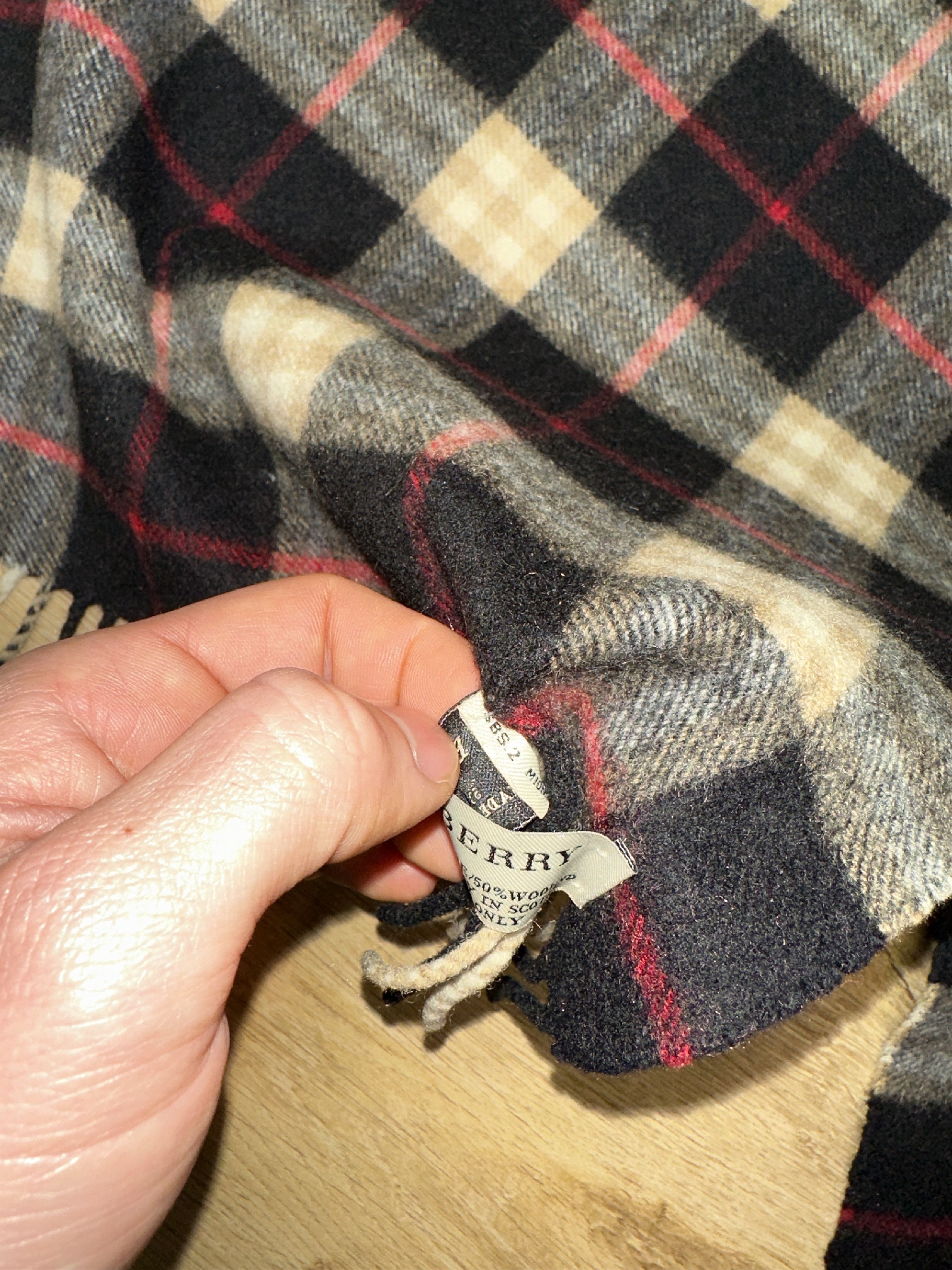 Burberry Iconic Burberry Check Wool Cashmere Scarf 180x30 Cm Size ONE SIZE - 8 Thumbnail