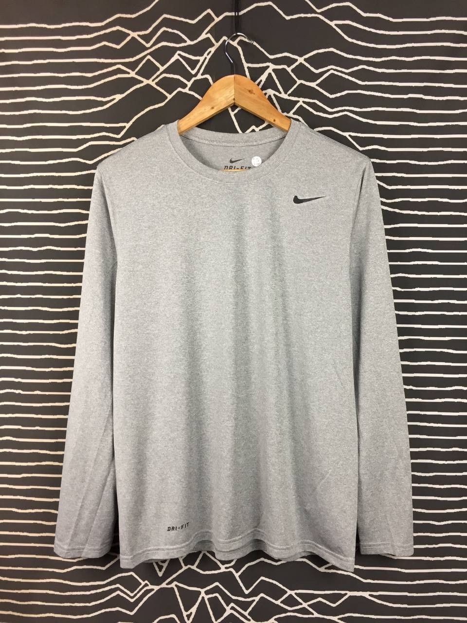 Nike Nike Dri-FIT Swoosh Logo Long Sleeve Activewear Tee Size M Size US M / EU 48-50 / 2 - 1 Thumbnail