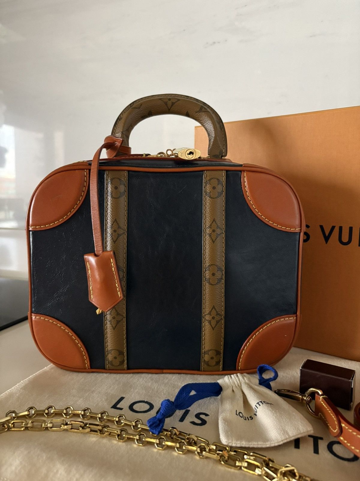 Louis Vuitton Louis Vuitton Rare Limited Edition Top Handle Bag Size ONE SIZE - 6 Thumbnail