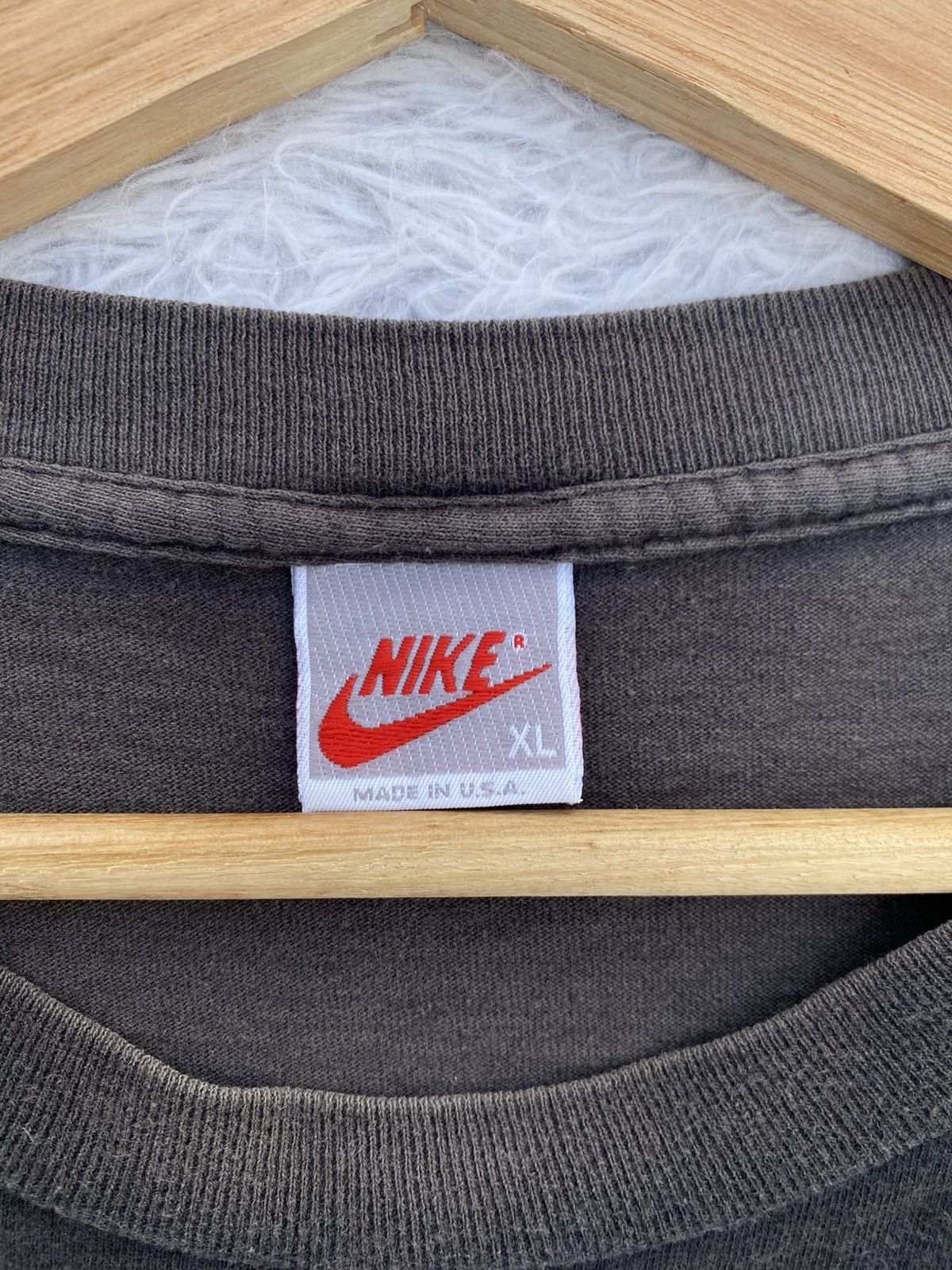 Nike Rare Vintage 90s NIKE Swoosh Logo Tshirt Size US L / EU 52-54 / 3 - 15 Thumbnail