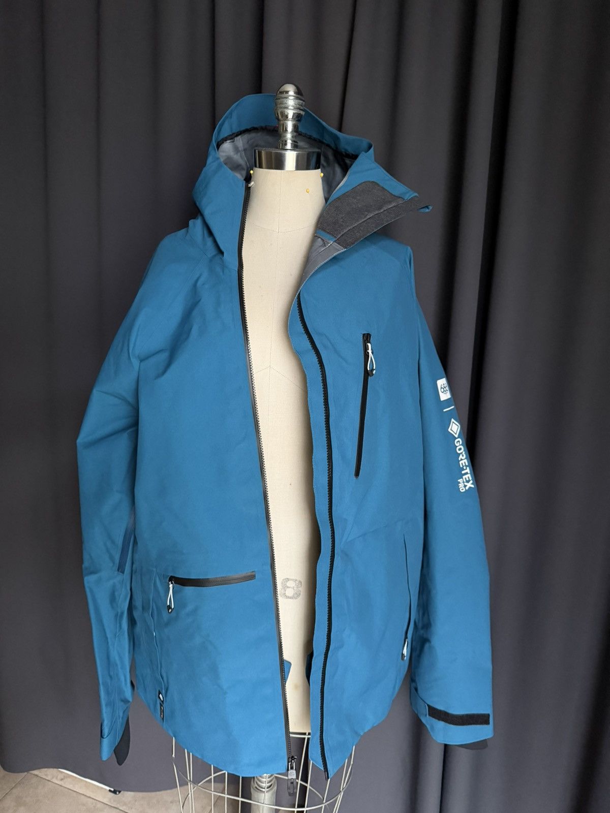 686 686 Gore Tex 3L Thermagraph Hydra Snowboard Jacket (L) Size US L / EU 52-54 / 3 - 4 Thumbnail