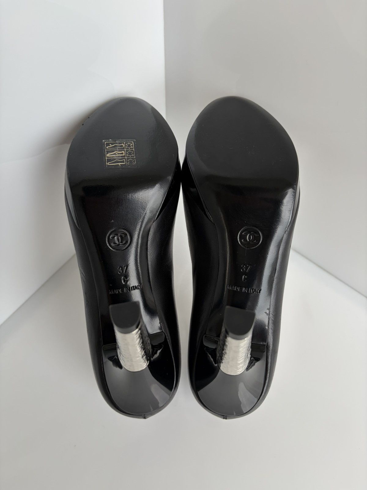 Chanel Chanel CC Logo Leather And Patent Cap Toe Heels Size 37C Size US 7 / IT 37 - 4 Thumbnail