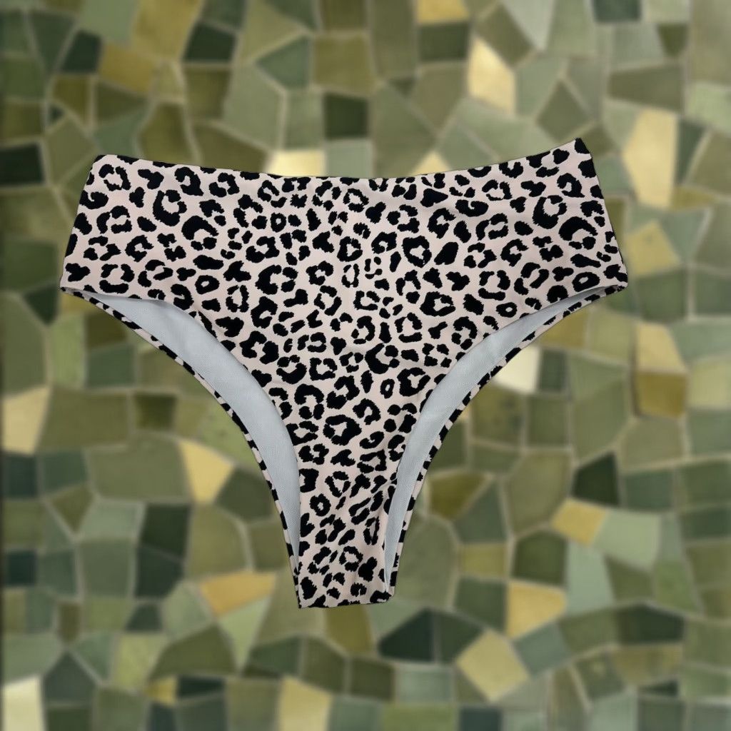 Shein Shein Womens Swimsuit Bikini Bottoms Size Medium Animal Print Color Green Womens Beach Bikini Bottoms M Green Animal Print Size 32" / US 10 / IT 46 - 1 Thumbnail