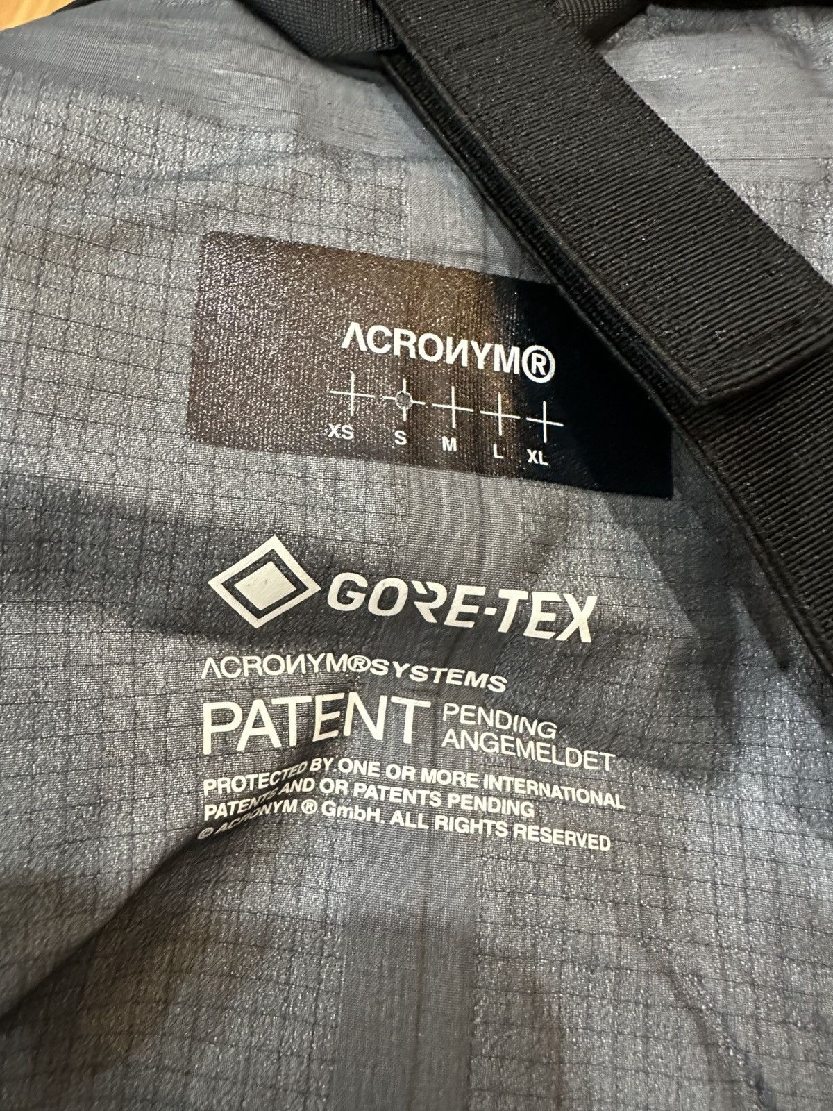 Acronym Acronym J1B-GT Size US S / EU 44-46 / 1 - 4 Thumbnail