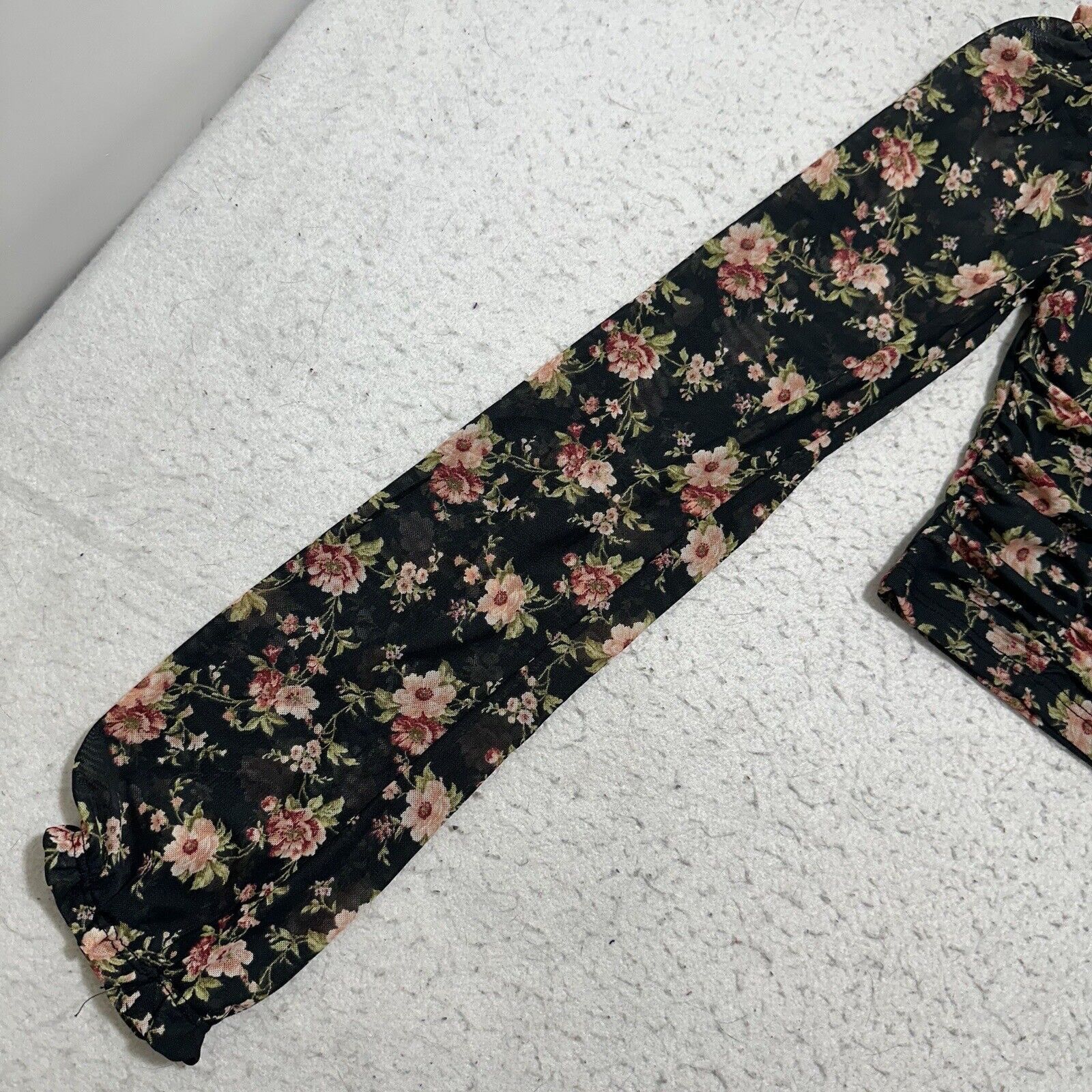 Forever 21 Forever 21 Small Off Shoulder Black Floral Cropped Blouse Size S / US 4 / IT 40 - 4 Thumbnail