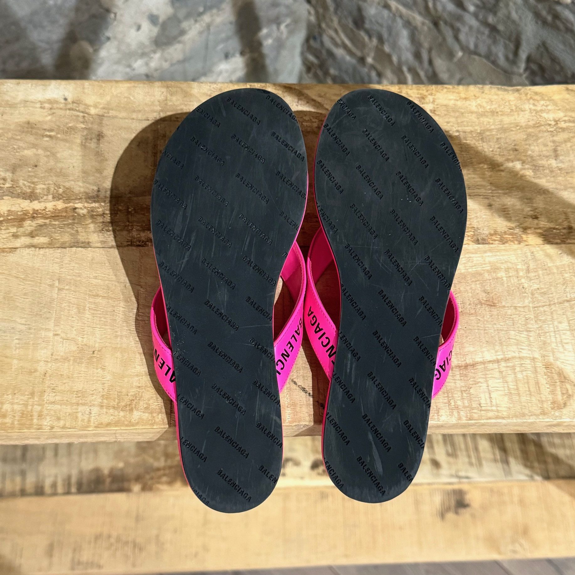Balenciaga Balenciaga Neon Pink Leather Logo Thong Sandals Size US 6 / IT 36 - 8 Thumbnail