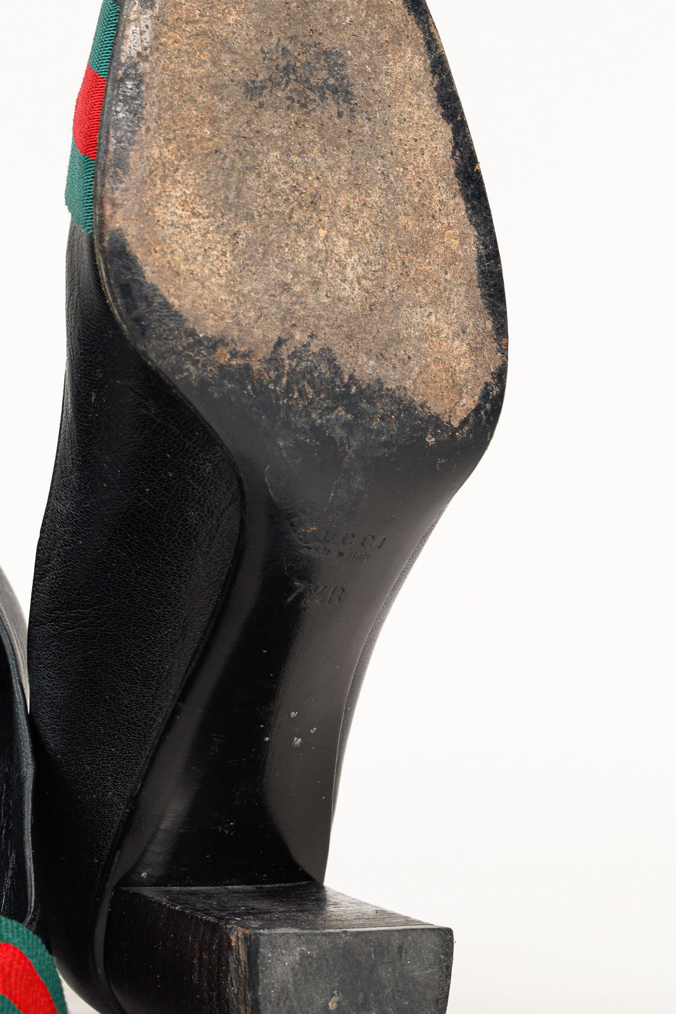 Gucci Black Leather Signature Webbing Logo Round-Toe Pumps