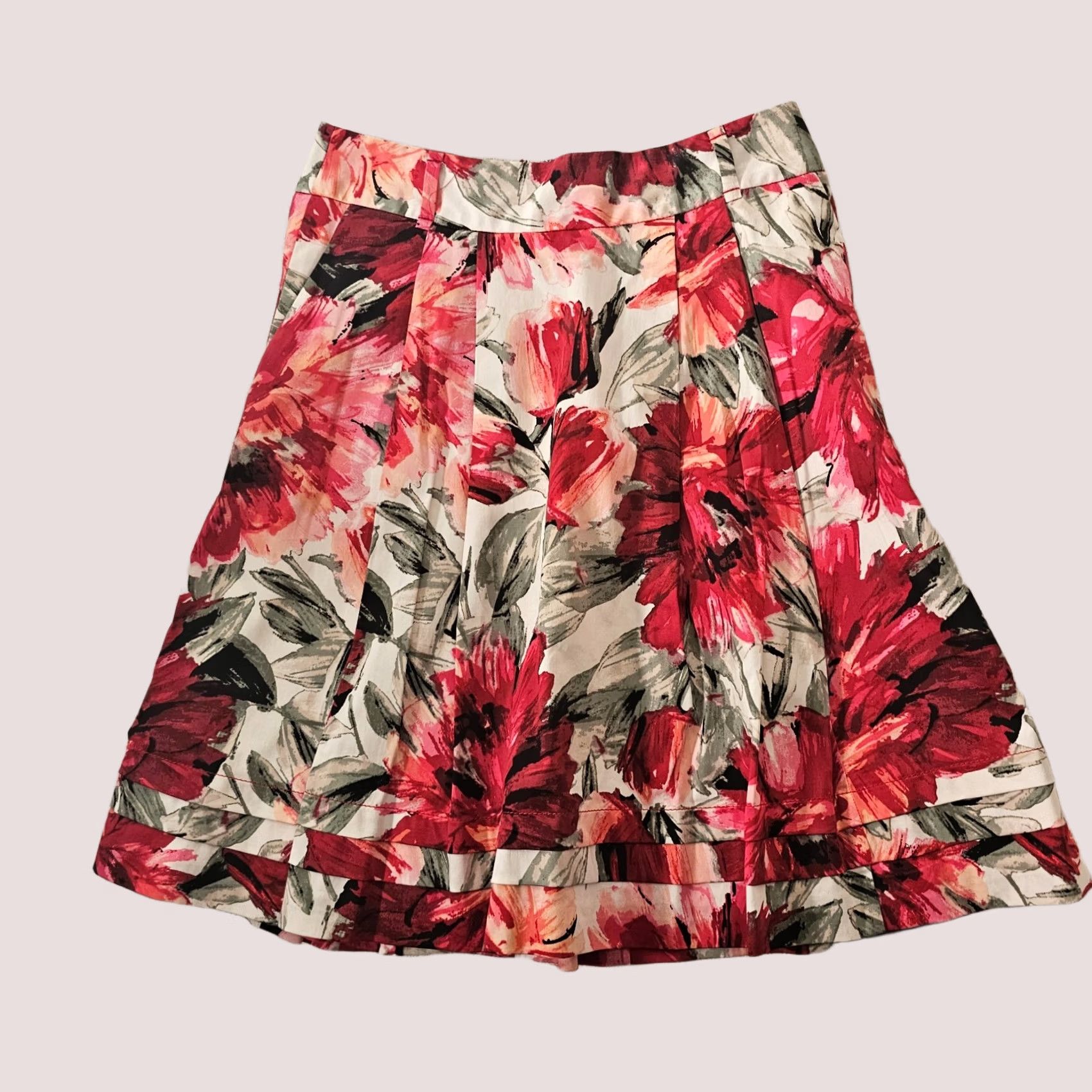 White House Black Market VINTAGE White House Black Market Skirt, Short, Flare, Pockets, Red Floral, 0, Womens Size 25" / US 0 / IT 36 - 1 Thumbnail