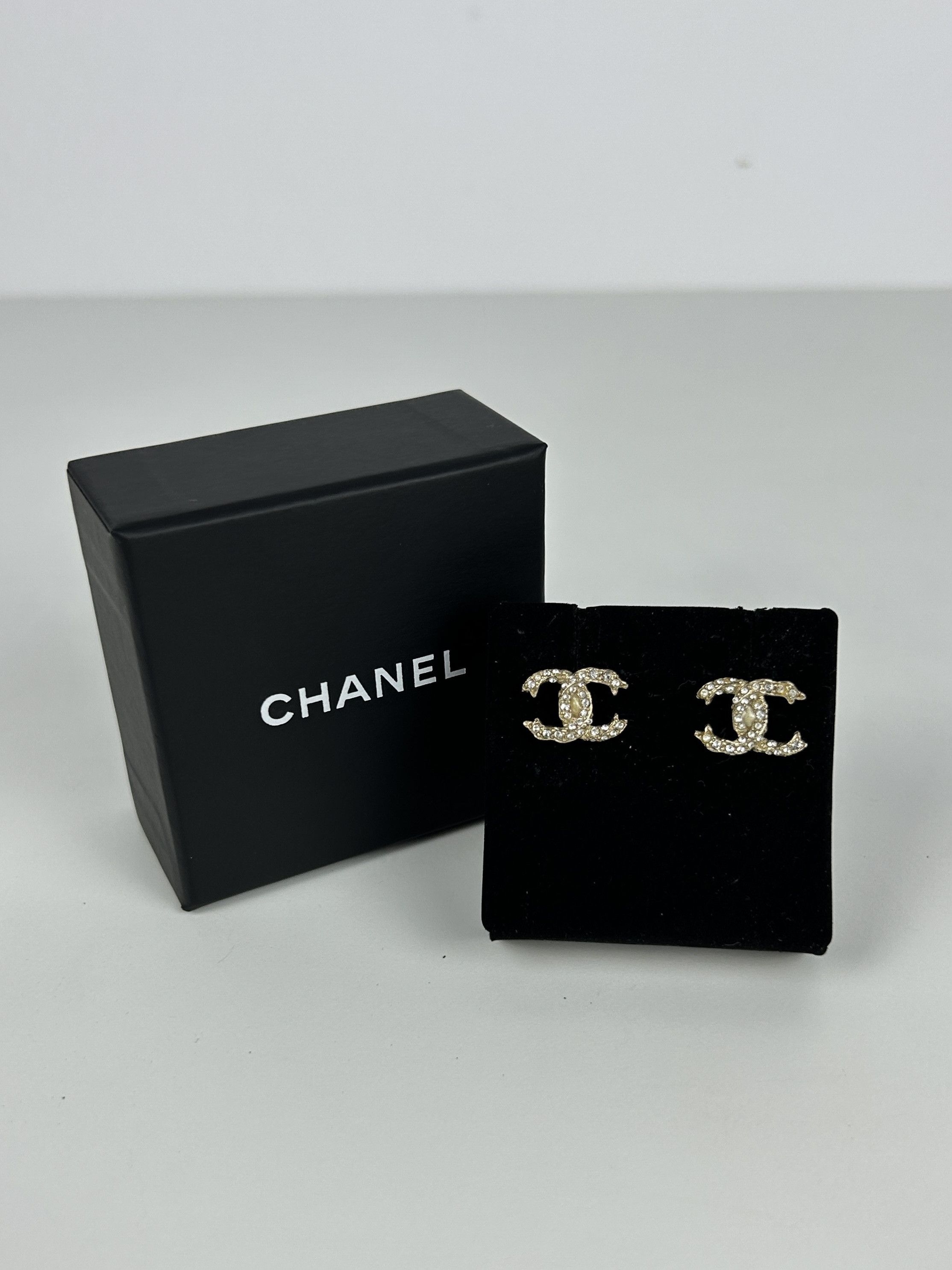 Chanel Chanel 2018 cruise cc logo rhinestone embellished earrings Size ONE SIZE - 1 Thumbnail