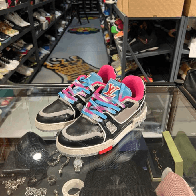 Louis Vuitton Louis Vuitton low-top sneakers Size US 7 / EU 40 - 1 Thumbnail