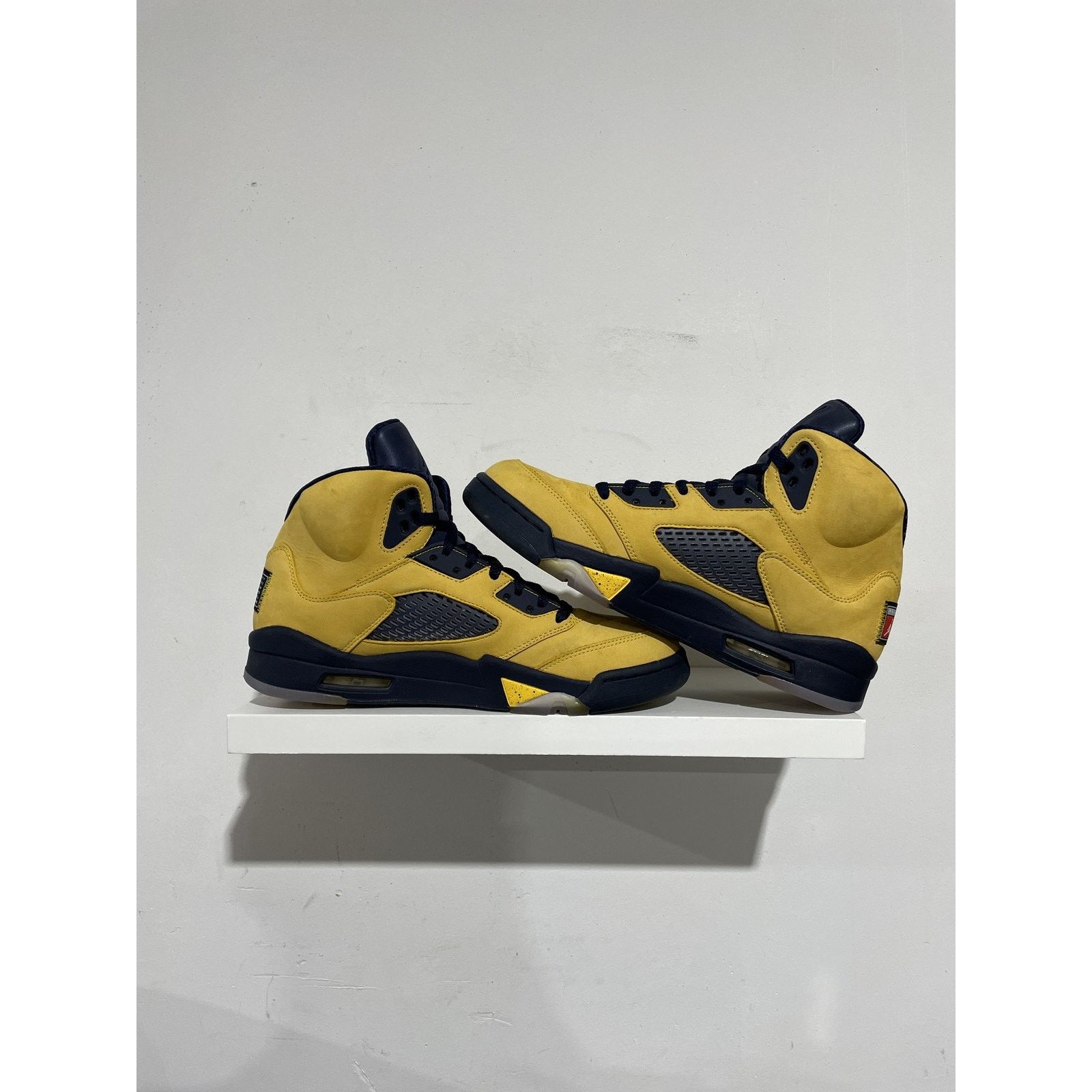 Jordan Brand JORDAN 5 MICHIGAN SIZE 10 PREOWNED Size US 10 / EU 43 - 3 Thumbnail