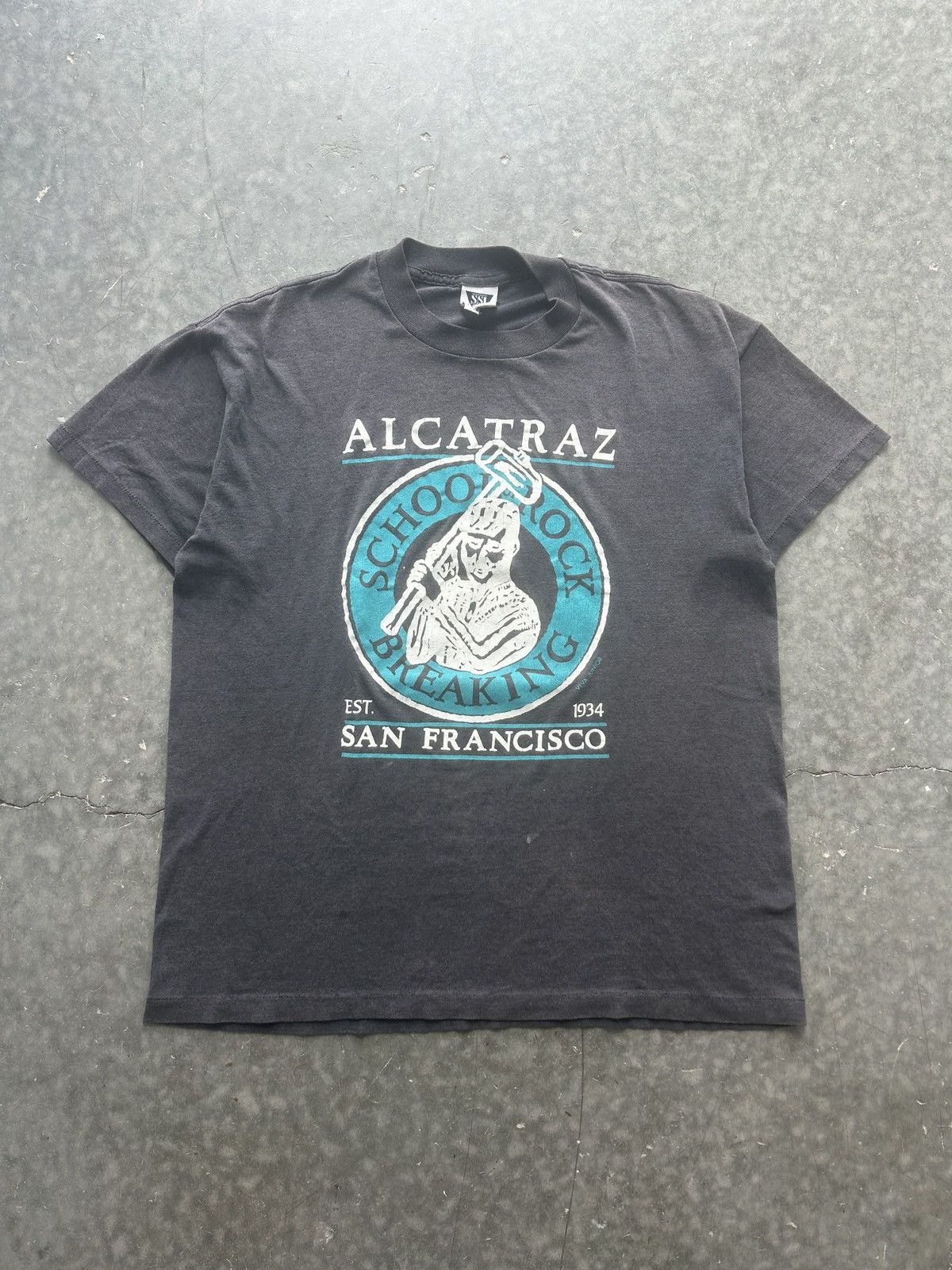 Unsound Rags × Vintage Vintage 90s Faded Black Alcatraz Graphic Tee Size US L / EU 52-54 / 3 - 2 Thumbnail