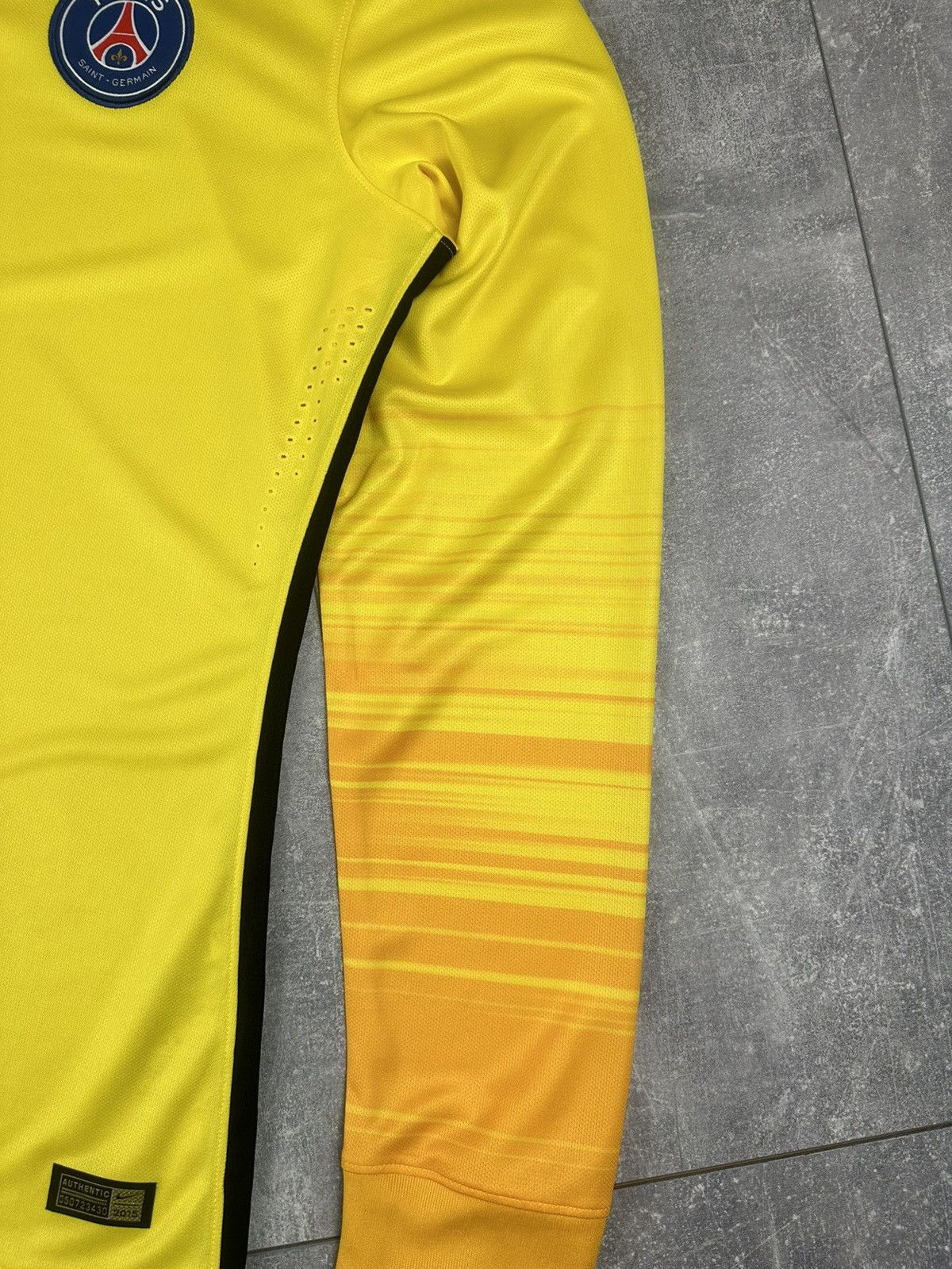 Nike Nike Paris Player Issue 2015/16 Goalkeeper Long Sleeve Size US L / EU 52-54 / 3 - 4 Thumbnail