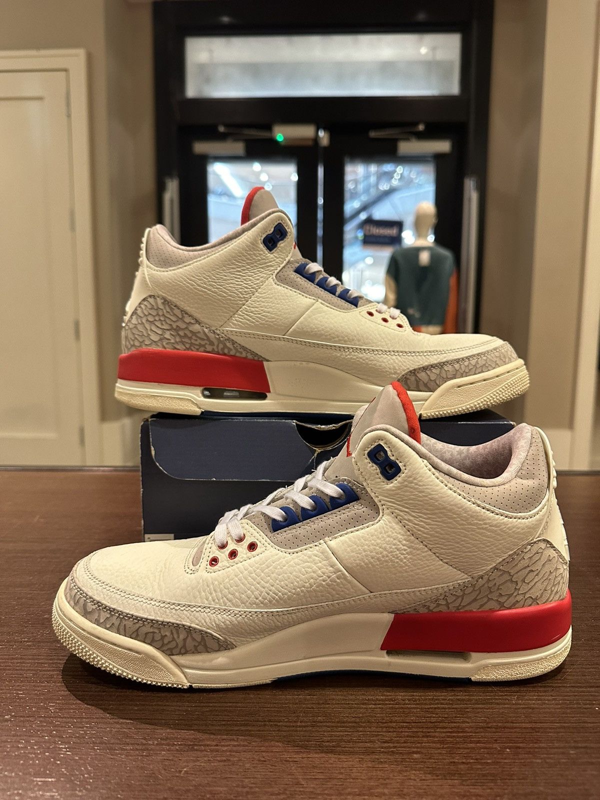 Nike Air Jordan 3 international flight Size US 11 / EU 44 - 2 Thumbnail