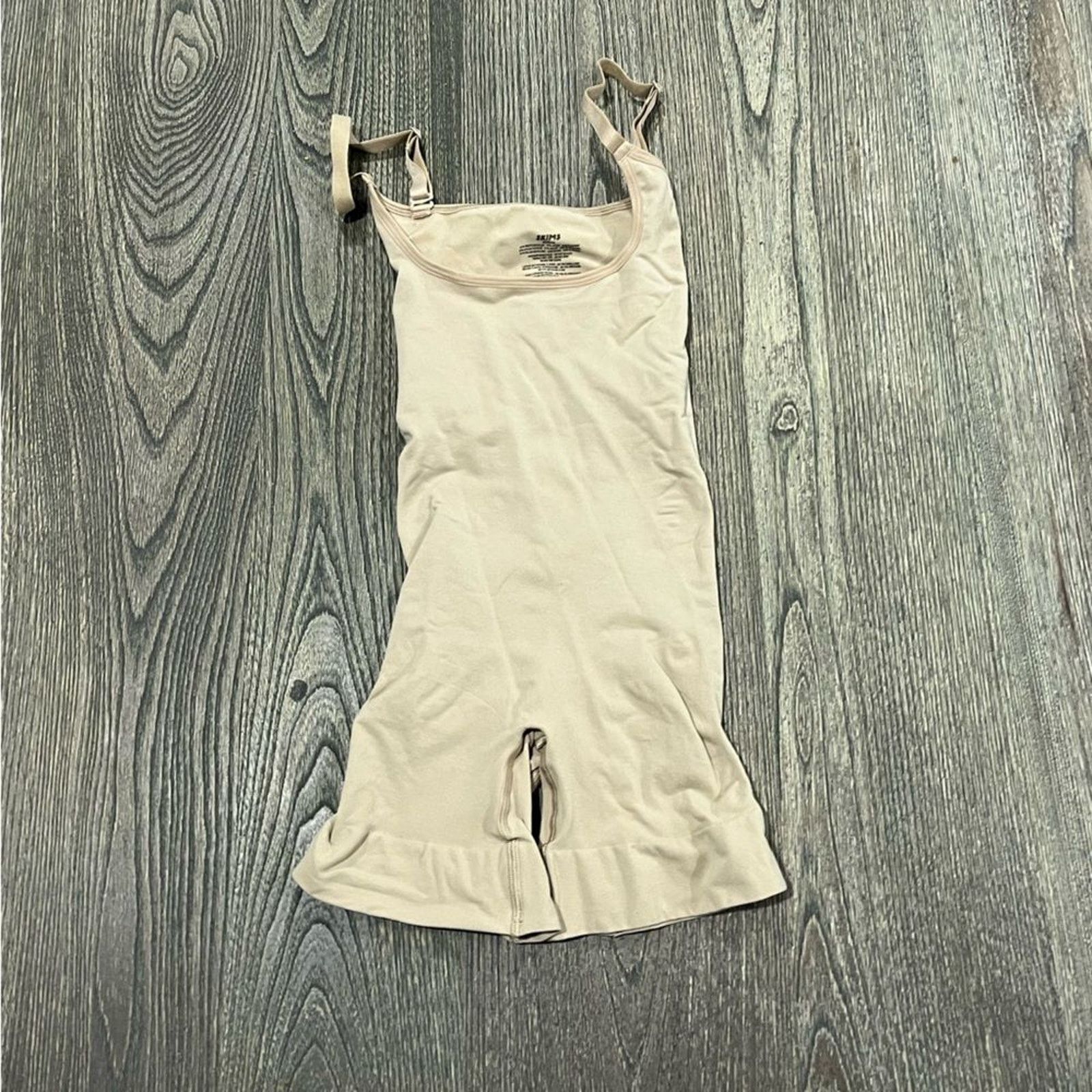 SKIMS NWOT Skims Everyday Sculpt Mid Thigh Bodysuit Scoop Neck Size ONE SIZE - 1 Thumbnail