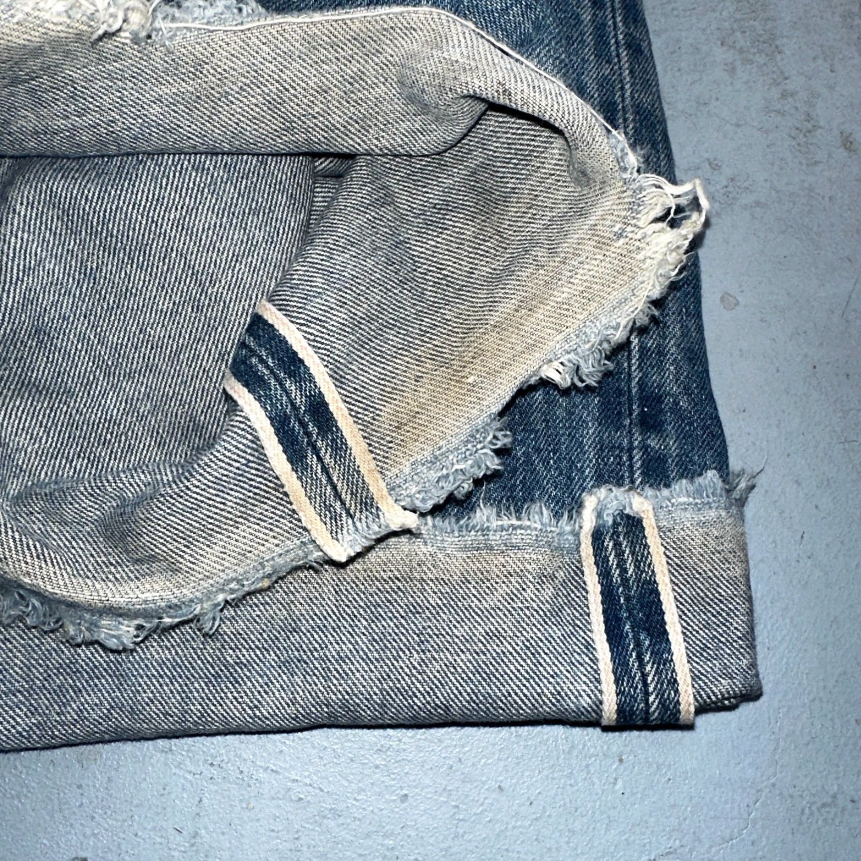 Levi's VINTAGE Levi's 501 Jeans Men 48x30 Light Wash 80s USA Distressed Straight Fit Size US 32 / EU 48 - 4 Thumbnail
