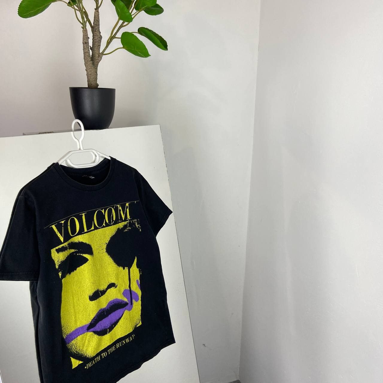 Volcom Vintage 90s Volcom Big Face Logo Skate Faded T-Shirt Size US M / EU 48-50 / 2 - 1 Thumbnail