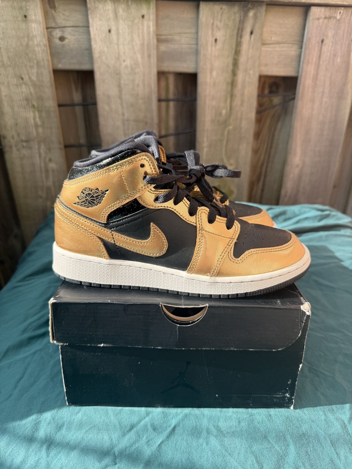 Jordan Brand Jordan 1 Mid Black Gold Size US 6.5 / IT 36.5 - 1 Thumbnail