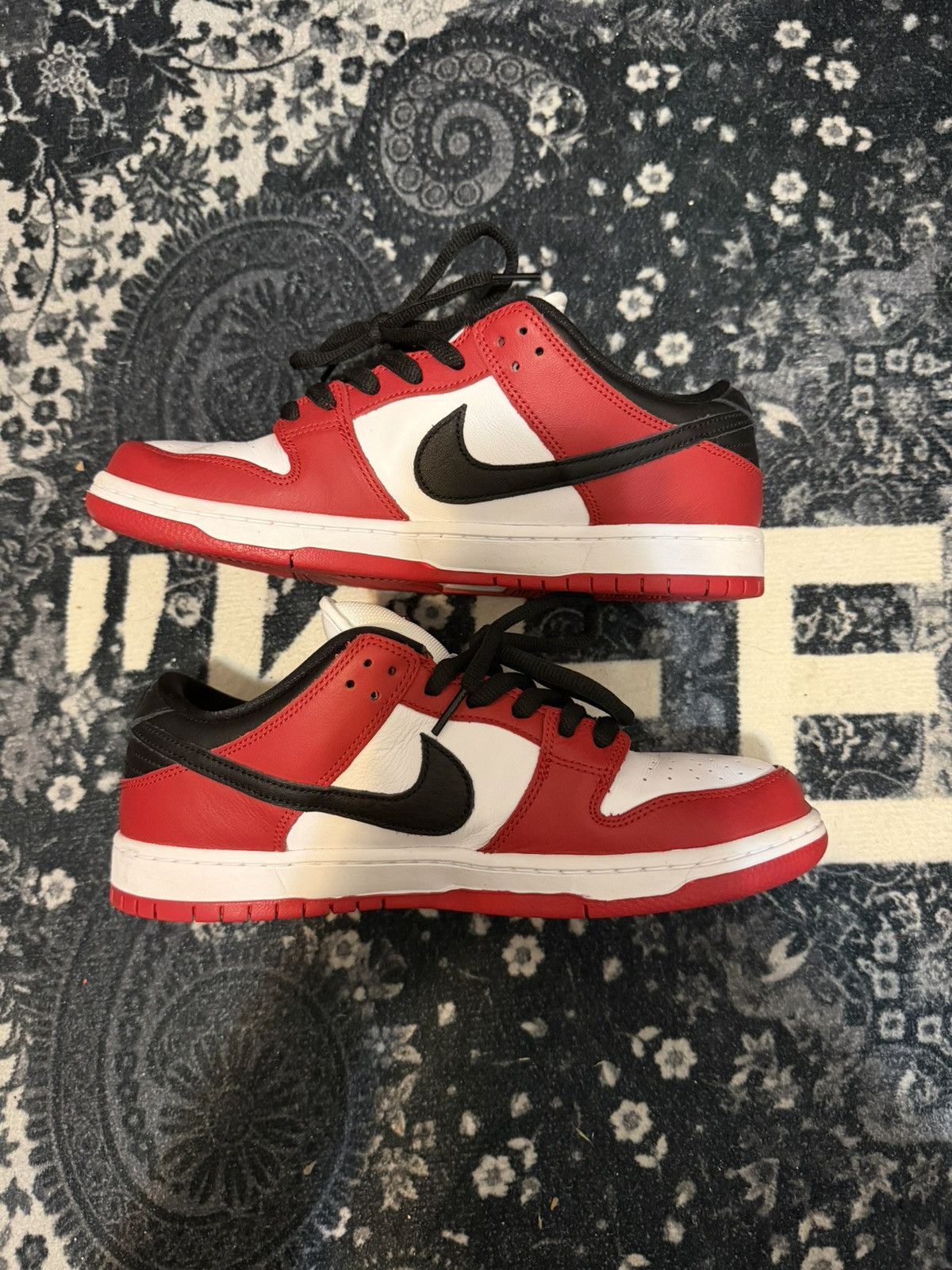 Nike SB NIKE DUNK LOW SB "CHICAGO" Size US 9.5 / EU 42-43 - 2 Thumbnail