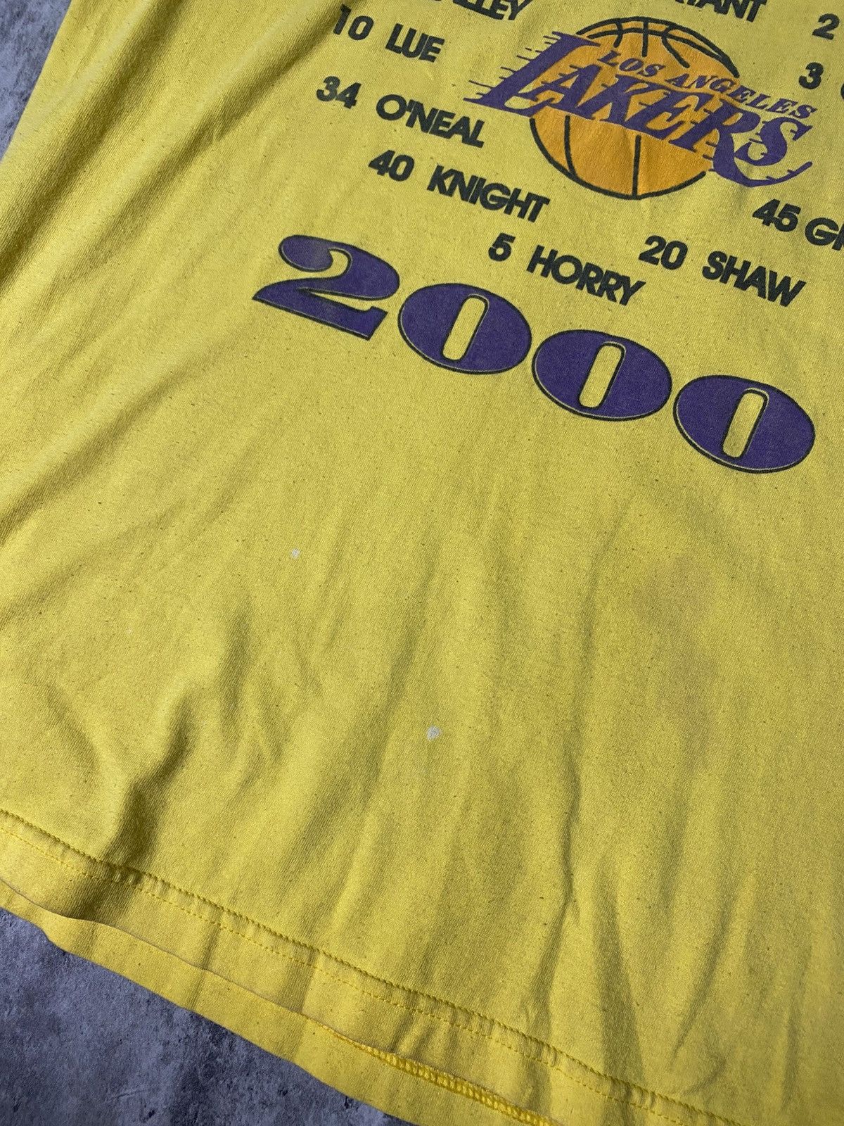NBA Vintage 2000s Lakers World Champions Tshirt Size US XL / EU 56 / 4 - 5 Thumbnail