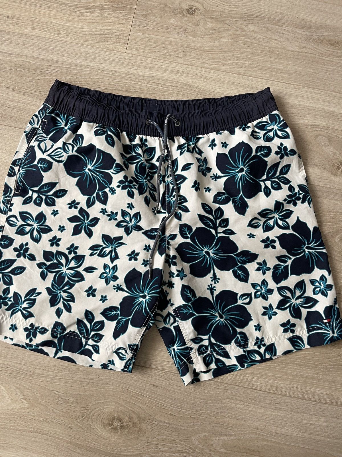 Tommy Hilfiger Tommy Hilfiger Floral Swim Trunks - Tropical Hibiscus Print Size US 34 / EU 50 - 1 Thumbnail
