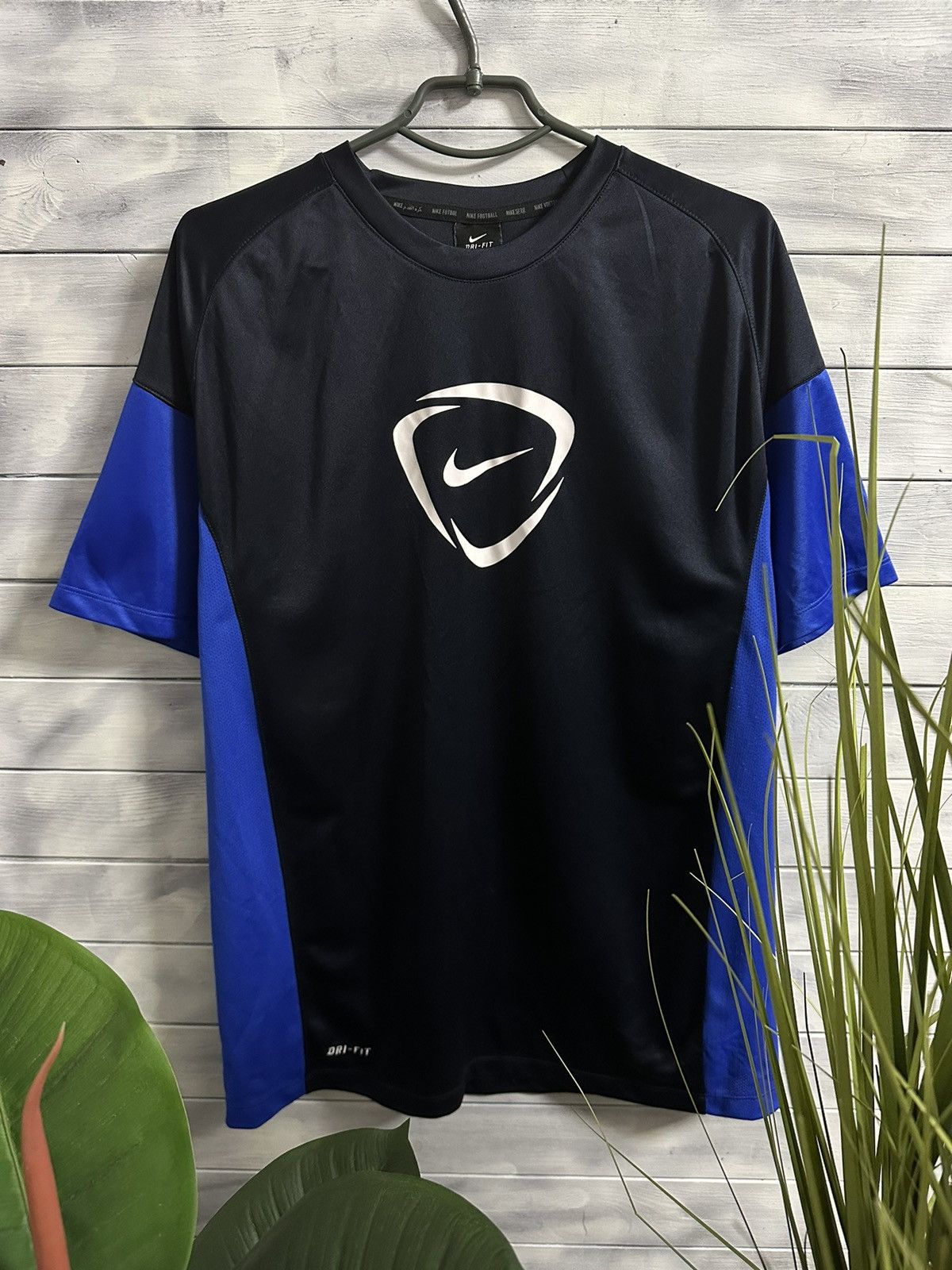 Nike Rare T-shirt Nike Centr Logo Big Swoosh Y2K style. Size US L / EU 52-54 / 3 - 1 Thumbnail