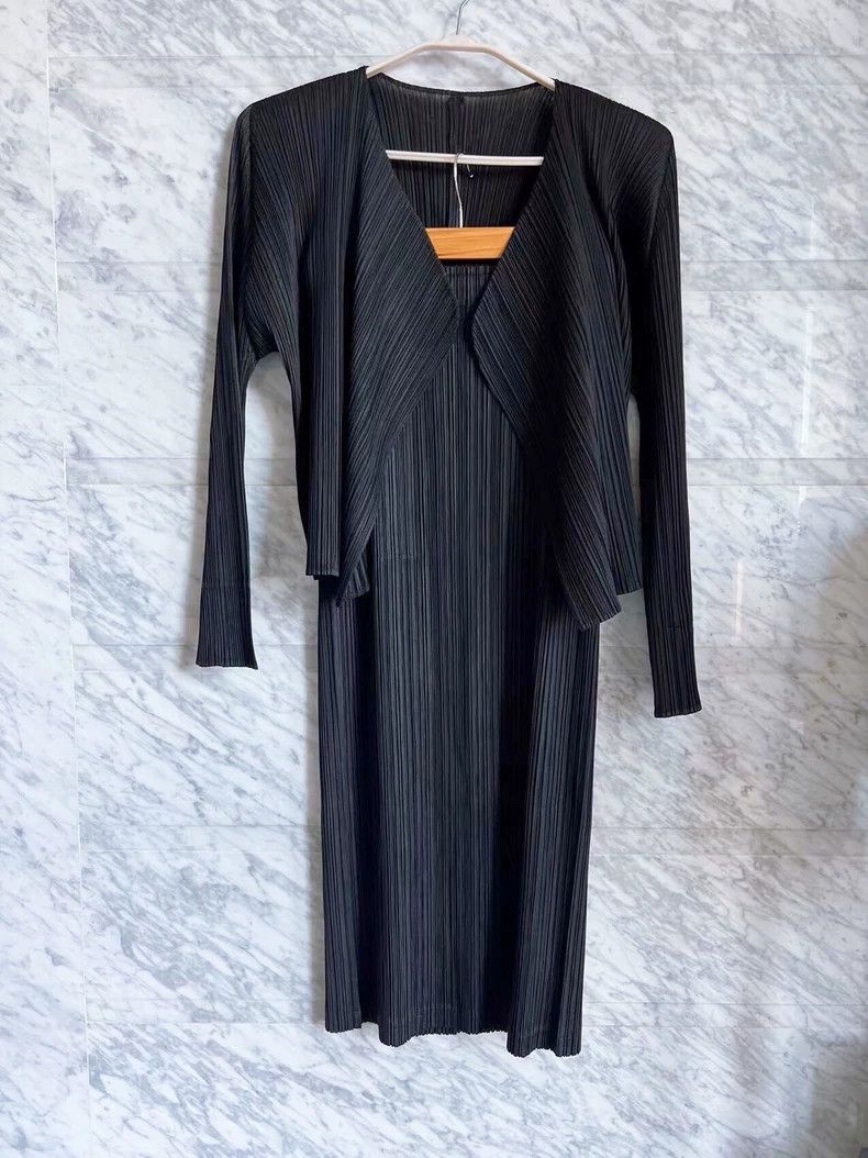 Issey Miyake Issey Miyake size:1 Black slit pleated skirt Size 22" - 2 Thumbnail