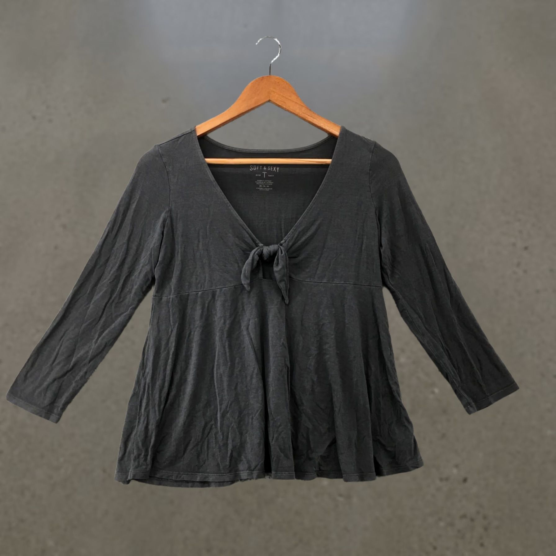 American Eagle Outfitters American Eagle Outfitters Blouse Womens Medium Grey V-Neck Bow Front Casual Shirt Womens Medium Grey V-Neck Bow Front Empire Cut Casual Size M / US 6-8 / IT 42-44 - 1 Thumbnail