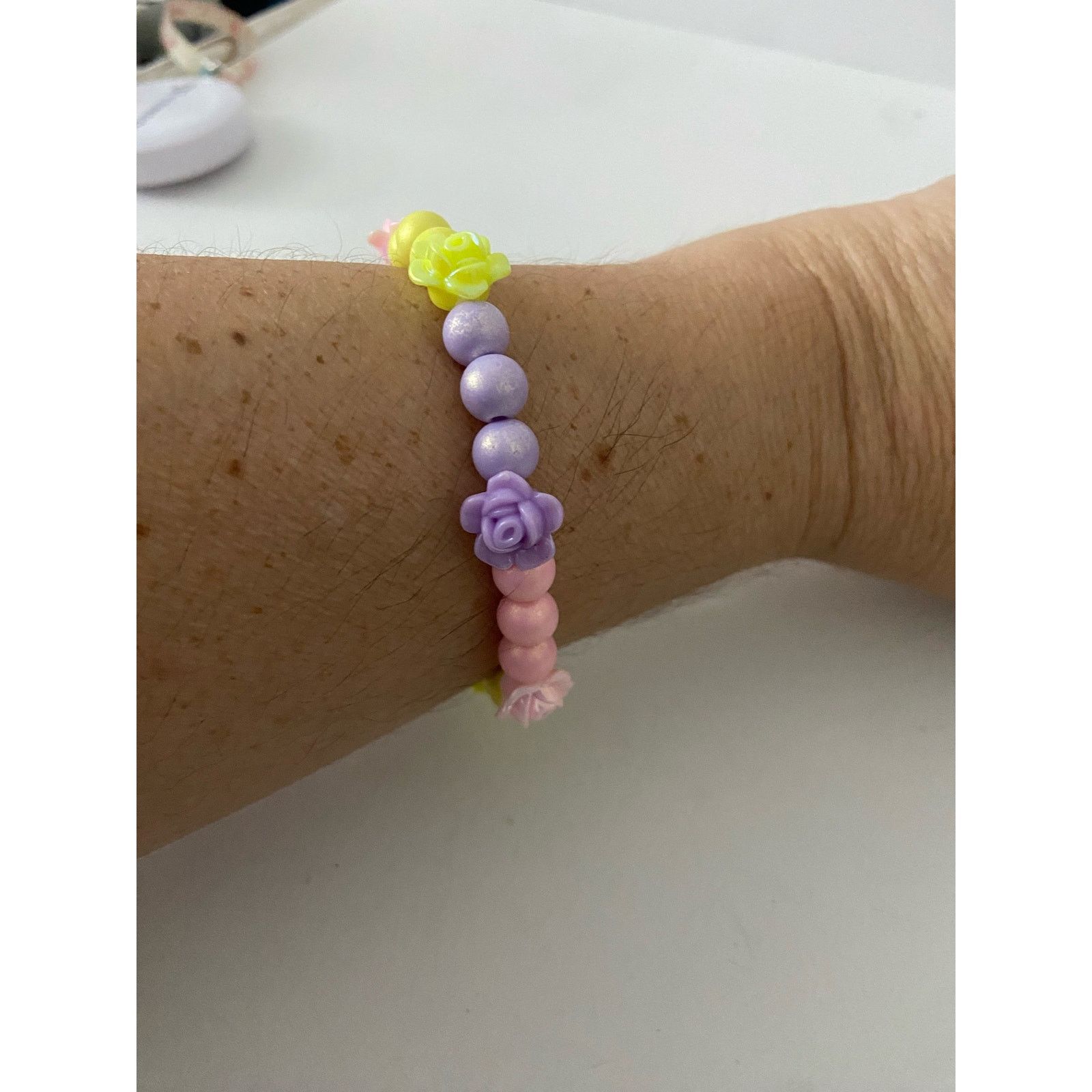 Handmade pastel bead bracelet with flowers Size ONE SIZE - 1 Thumbnail