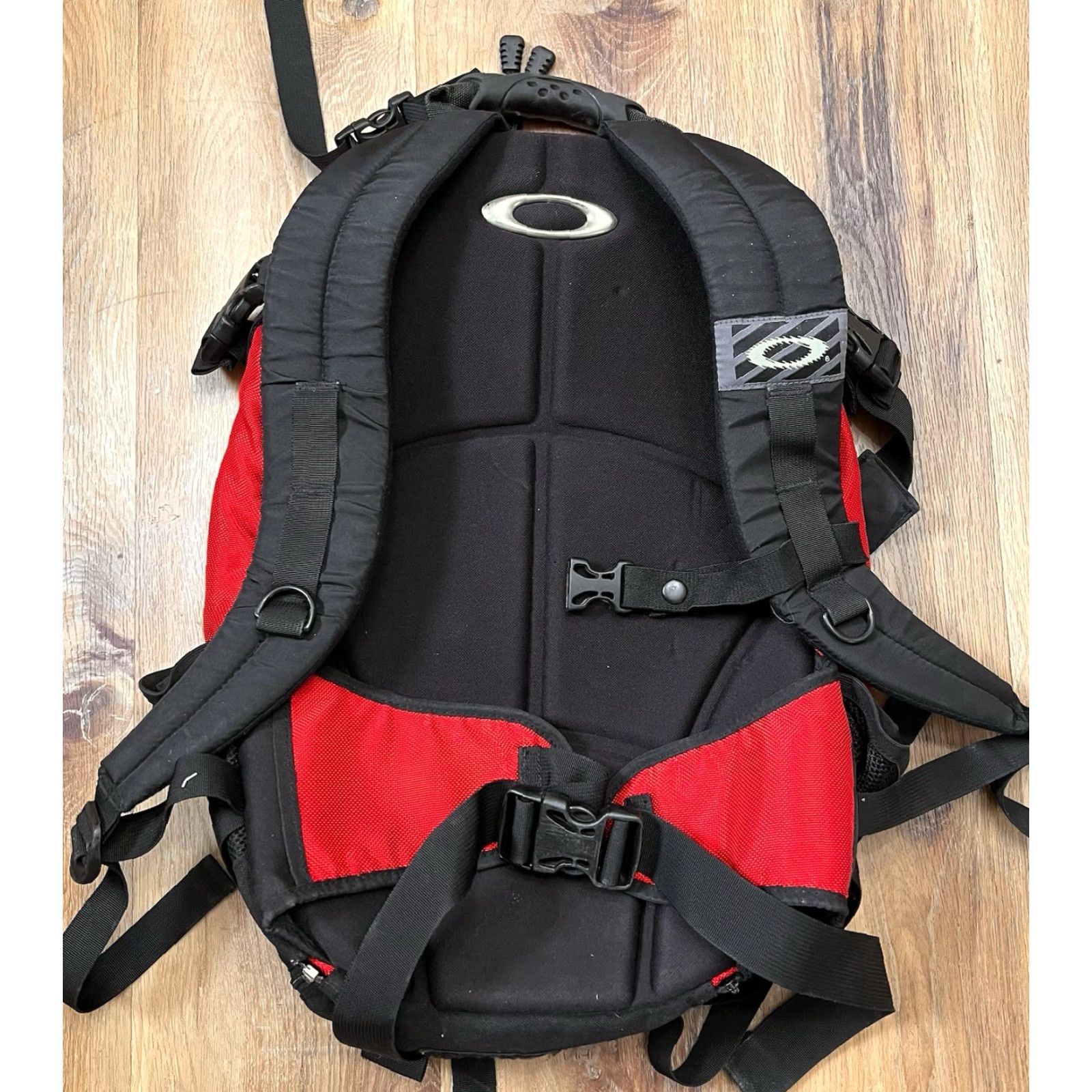 Oakley VINTAGE Oakley Icon Backback Red Black Bag Nylon Backpack Men 20” x 13” x 8” Outdoor Sports Nylon Oakley Icon 90s Y2K Bags Size ONE SIZE - 5 Thumbnail